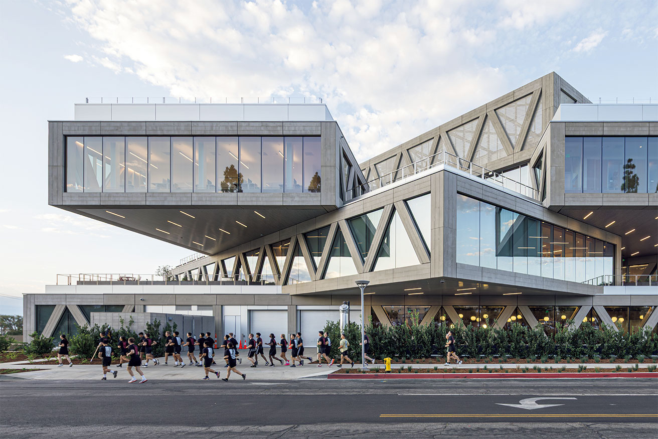 積まれたガラス箱？ BIG設計の大学です。