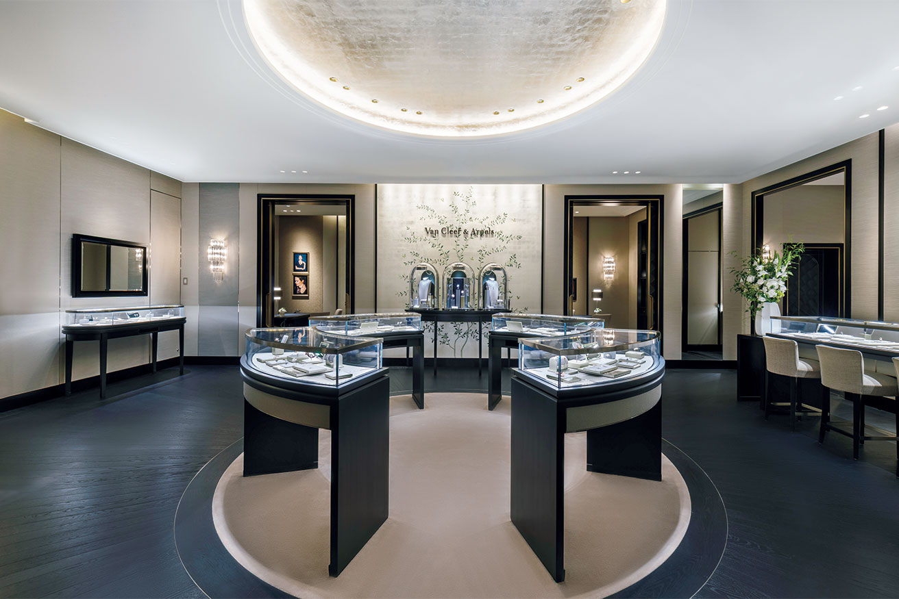 銀座・中央通りに誕生。コレクションが輝く〈ヴァン クリーフ＆アーペル〉の洗練された空間。
