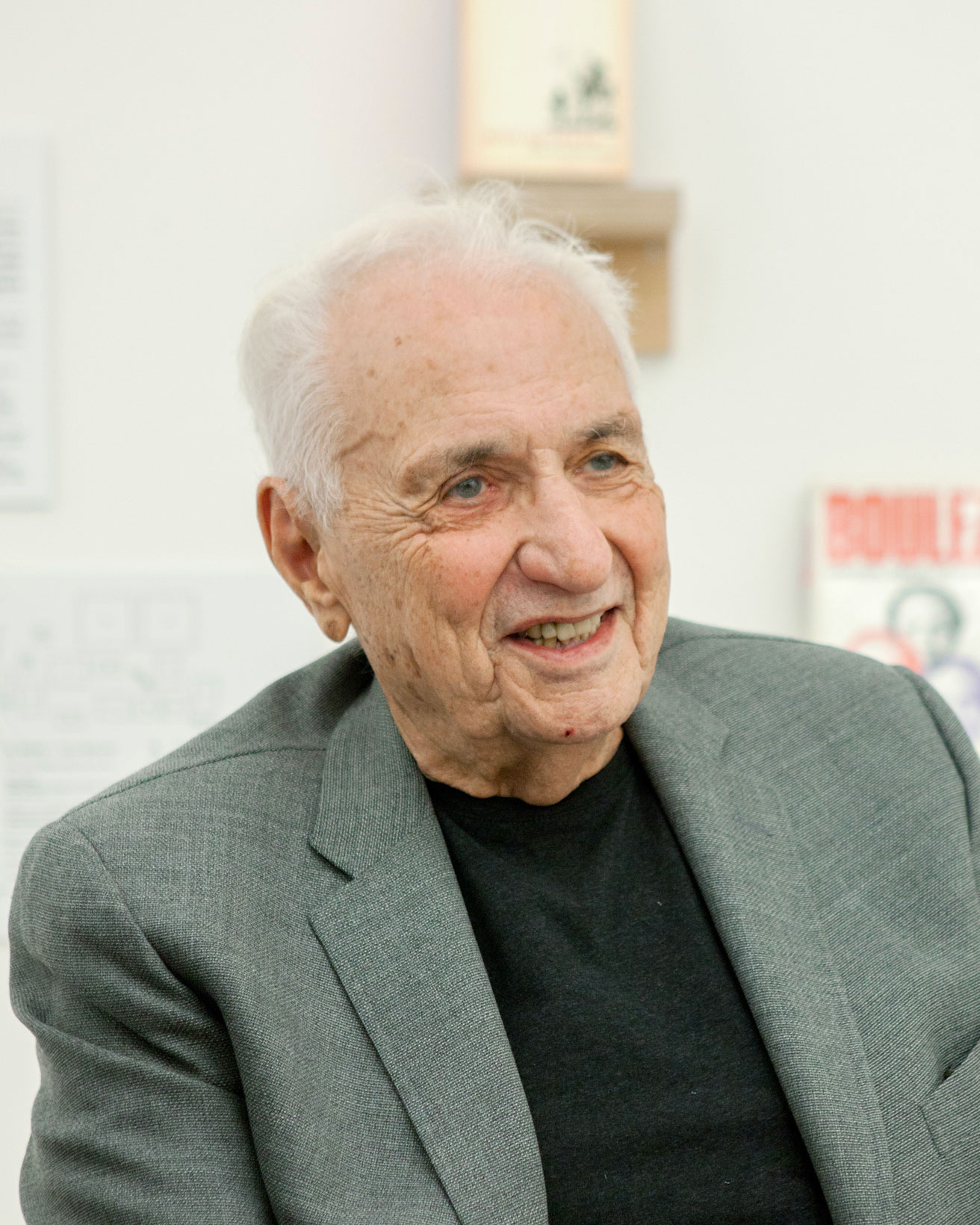 さよなら、フランク・ゲーリー。唯一無二の造形を生み出した建築家が96歳で逝去。