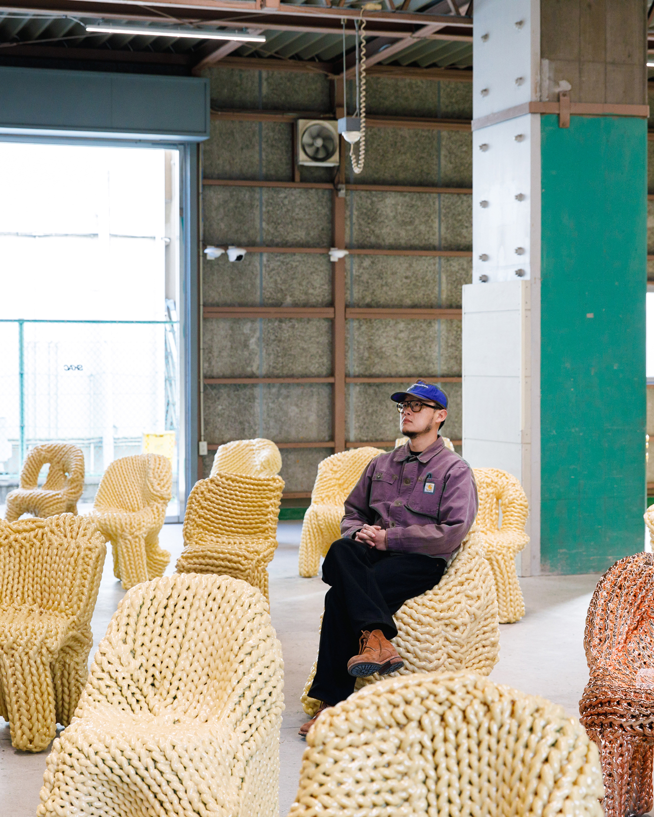 韓国の人気デザイナー、イ・カンホの個展が〈SKAC〉で開催中！ 2つの椅子が問いかけるデザインの可能性とは？