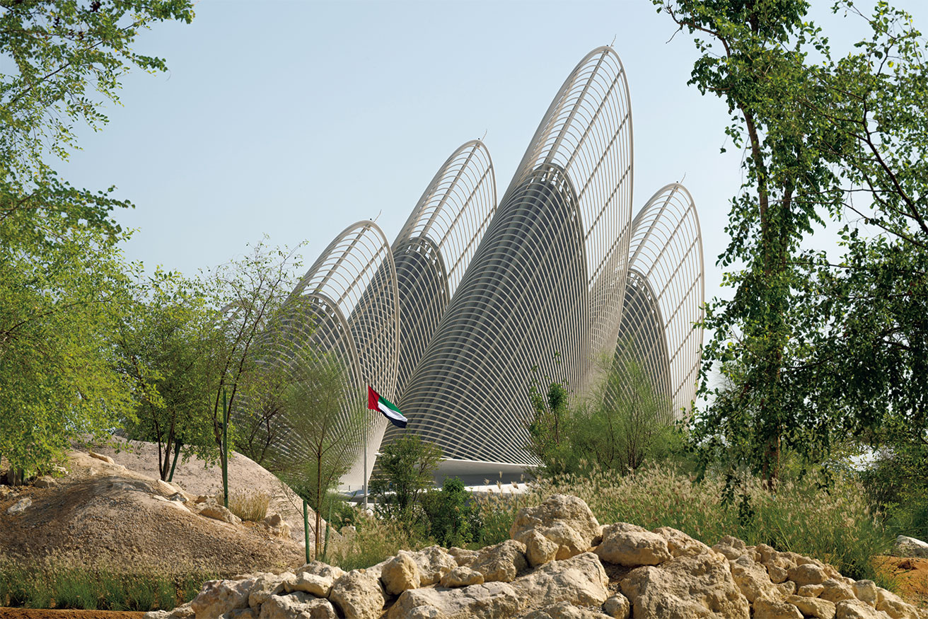 アブダビに出現。フォスター＋パートナーズが鳥の羽ばたきをイメージした博物館。