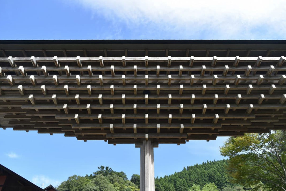 隈研吾設計、高知・檮原の〈木橋ミュージアム〉（通称：雲の上のギャラリー）が参考にした、日本の“ある橋”とは？