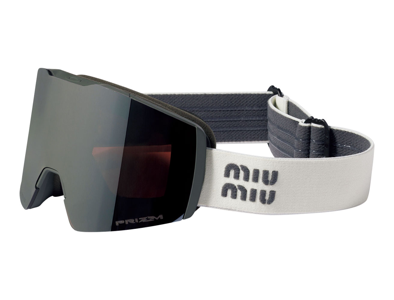 ゲレンデの主役に？ 〈ミュウミュウ〉が再解釈した〈オークリー〉の銘品。