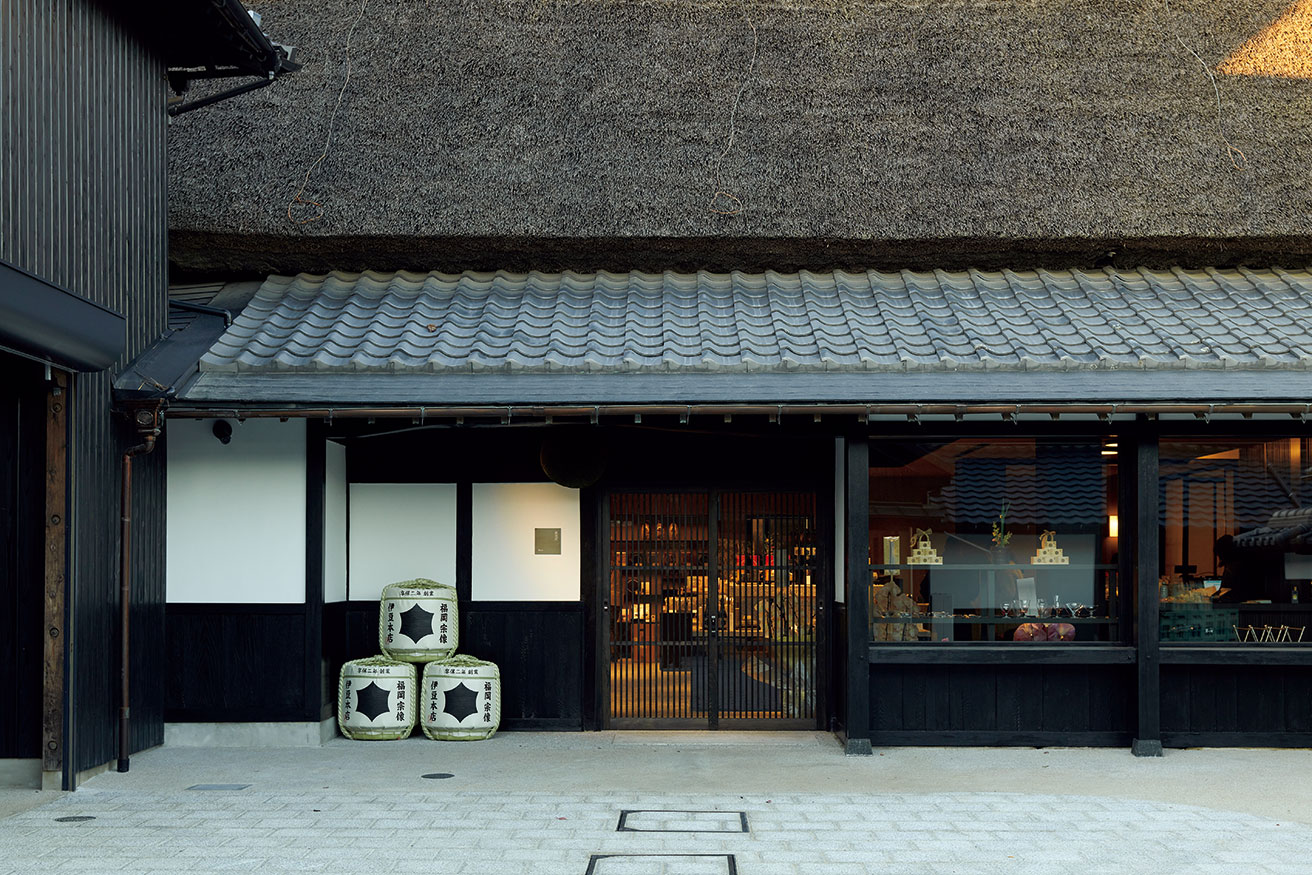 福岡宗像の創業300年の老舗酒蔵。茅葺きの建屋が趣あふれる、日本酒を楽しめる施設として再興。