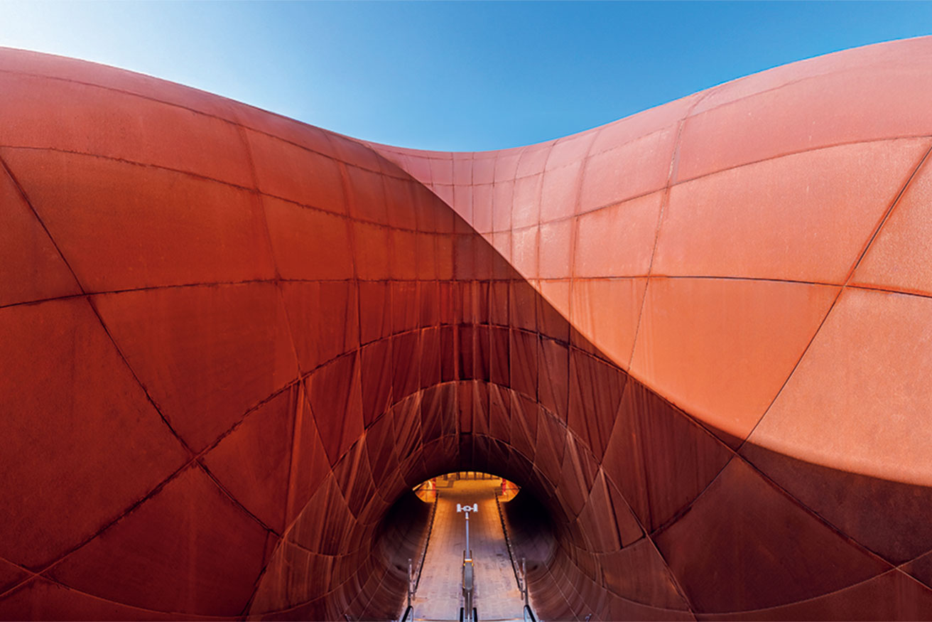 まるで異空間への入口!? アニッシュ・カプーアが手がけた、インフラと神話が交わるナポリの地下鉄の駅とは？