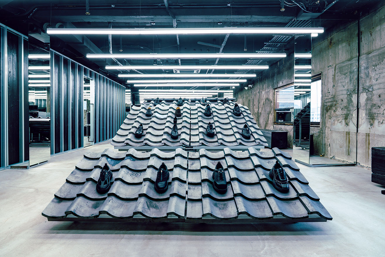 スニーカーブランド〈OAO〉京都初のショールームに〈DAIKEI MILLS〉が生み出した京町家の“瓦”什器。