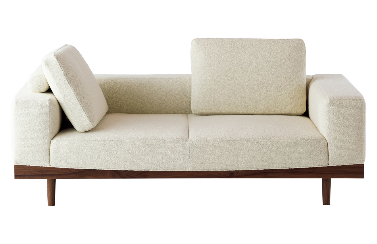 大城健作の新作《TSUKI SOFA》。三日月を想わせる無垢のソファ。