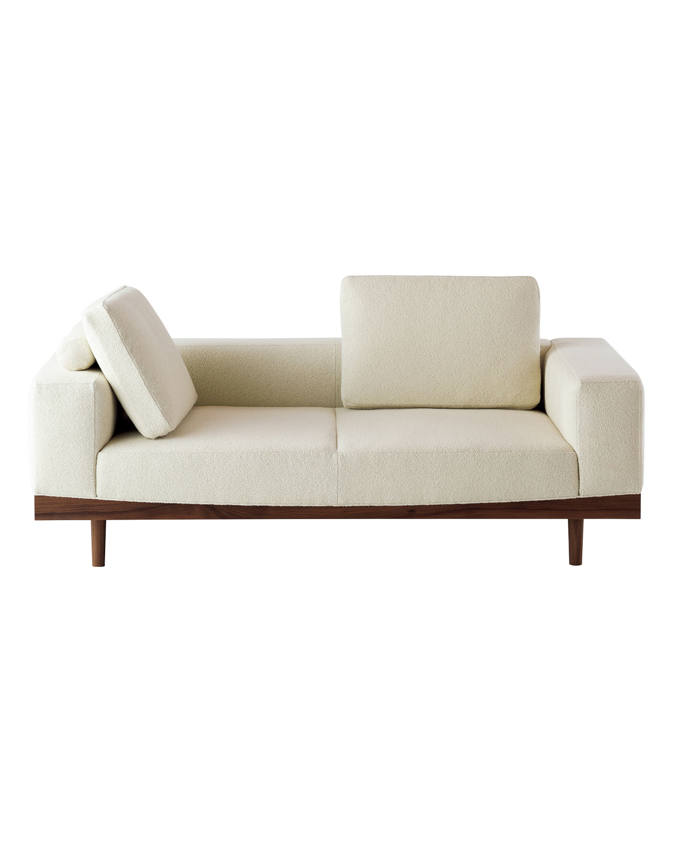 大城健作の新作《TSUKI SOFA》。三日月を想わせる無垢のソファ