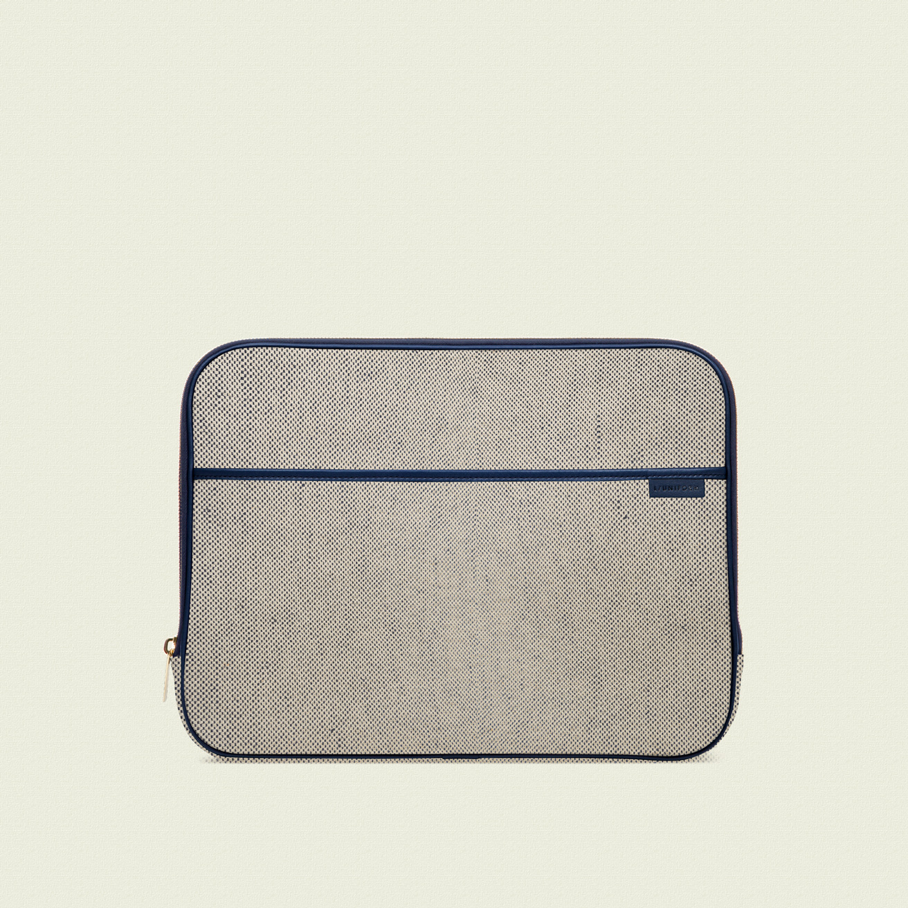 フランスの職人が仕上げた防汚・撥水機能にも優れたPCケース。便利なポケットつき。