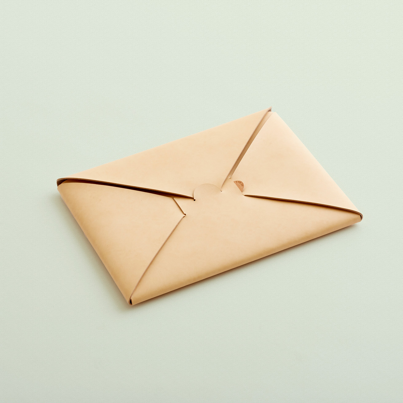 折り紙のように美しく機能的なPCケース。日常使いからビジネスシーンまで。