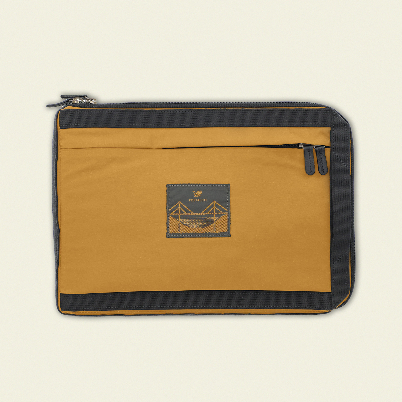 クラシカルで洗練されたデザインと撥水素材でデバイスを守る〈ポスタルコ〉のPCケース。