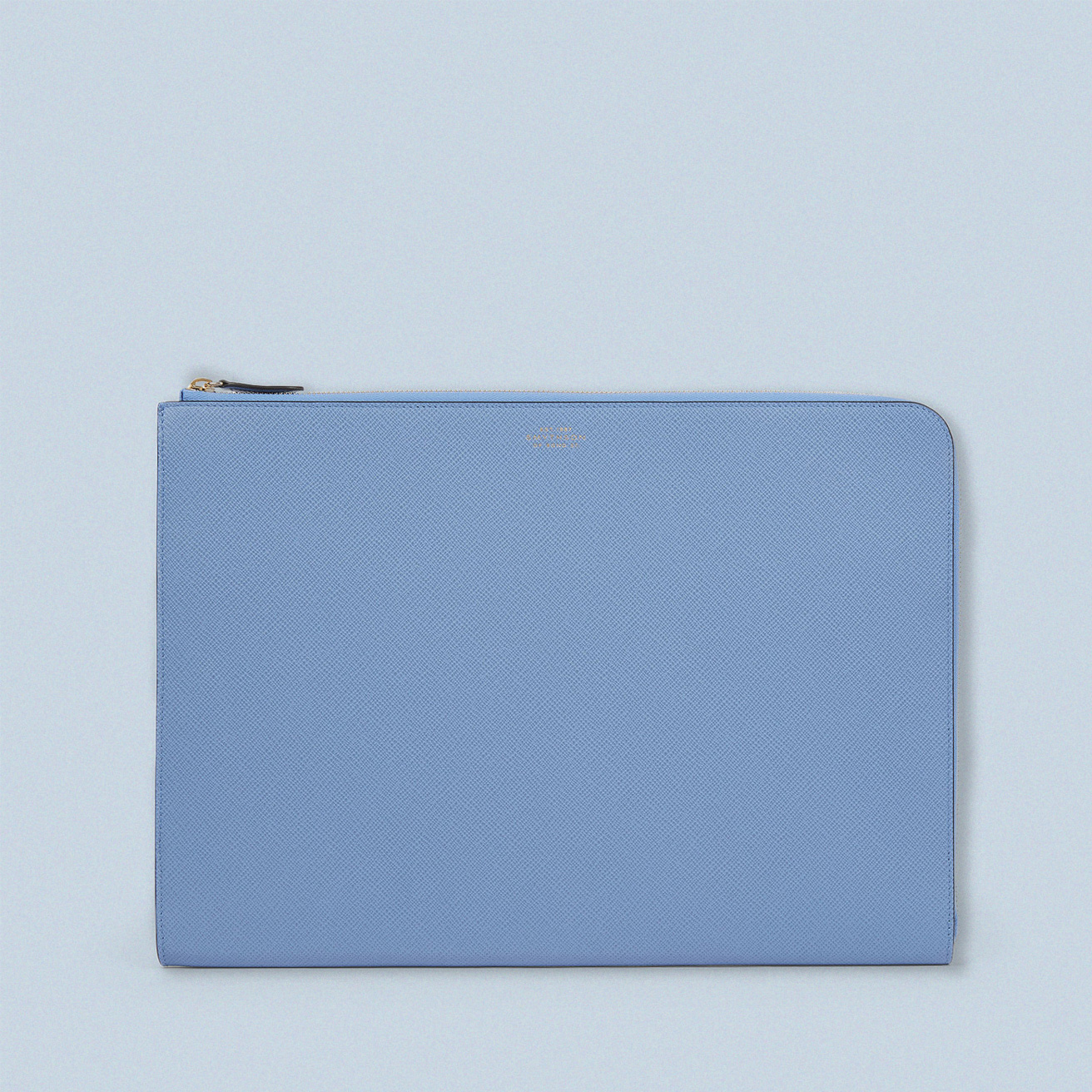 英国王室御用達！ 品格と収納力を兼ね備える〈スマイソン〉のラップトップケース。