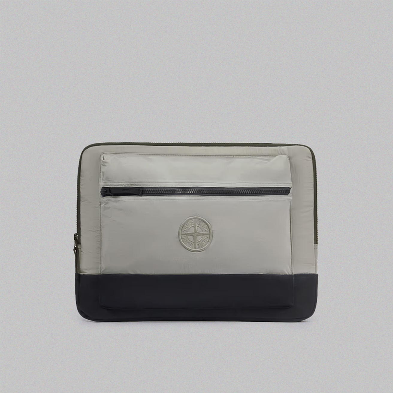 〈ストーンアイランド〉のこだわりが凝縮された独自素材のPCケース。環境にも配慮。