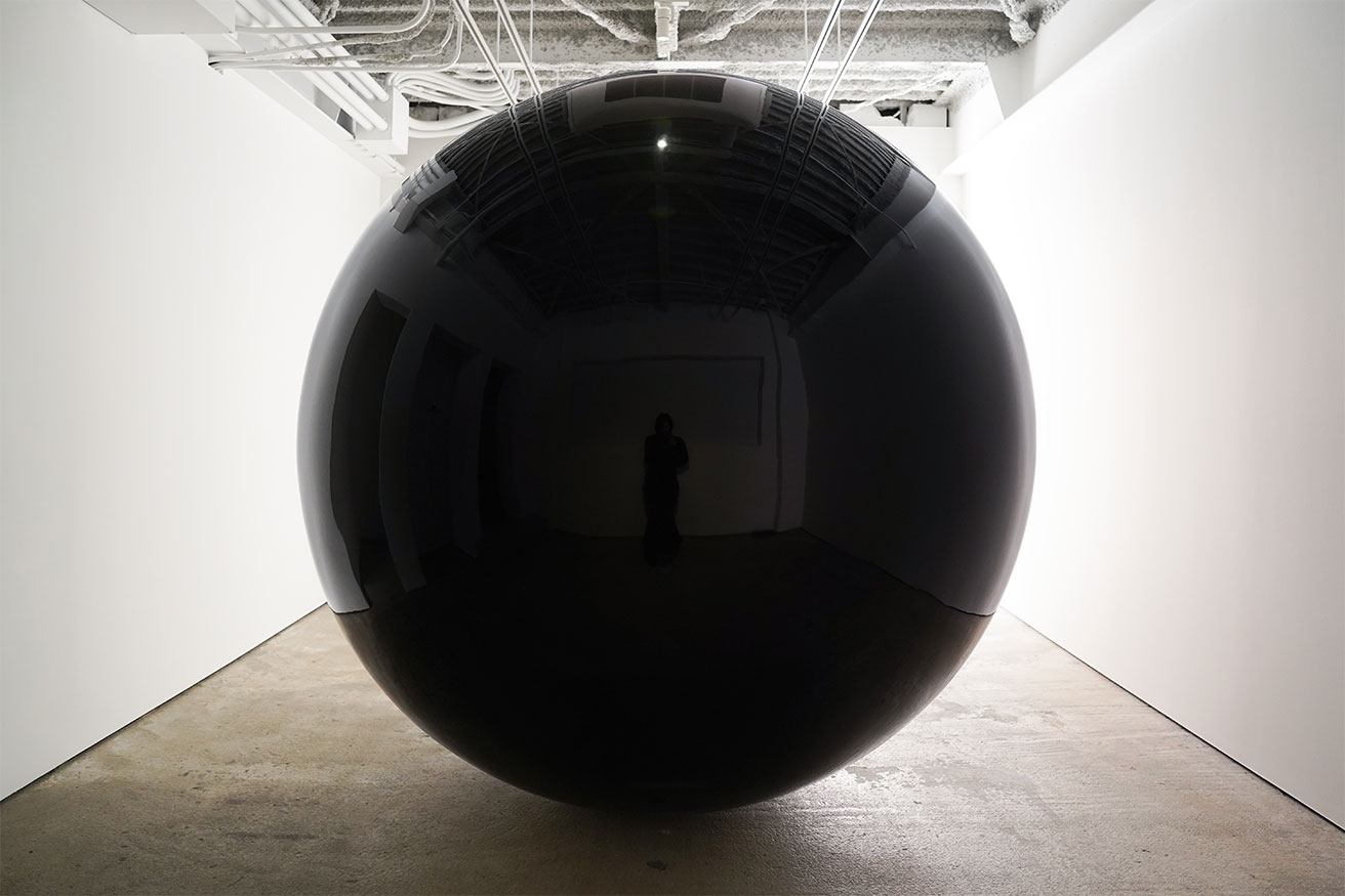 金沢・香林坊に新たなアートの発信地〈YAMADART〉が誕生。更谷源が挑んだ、巨大な漆の球体。