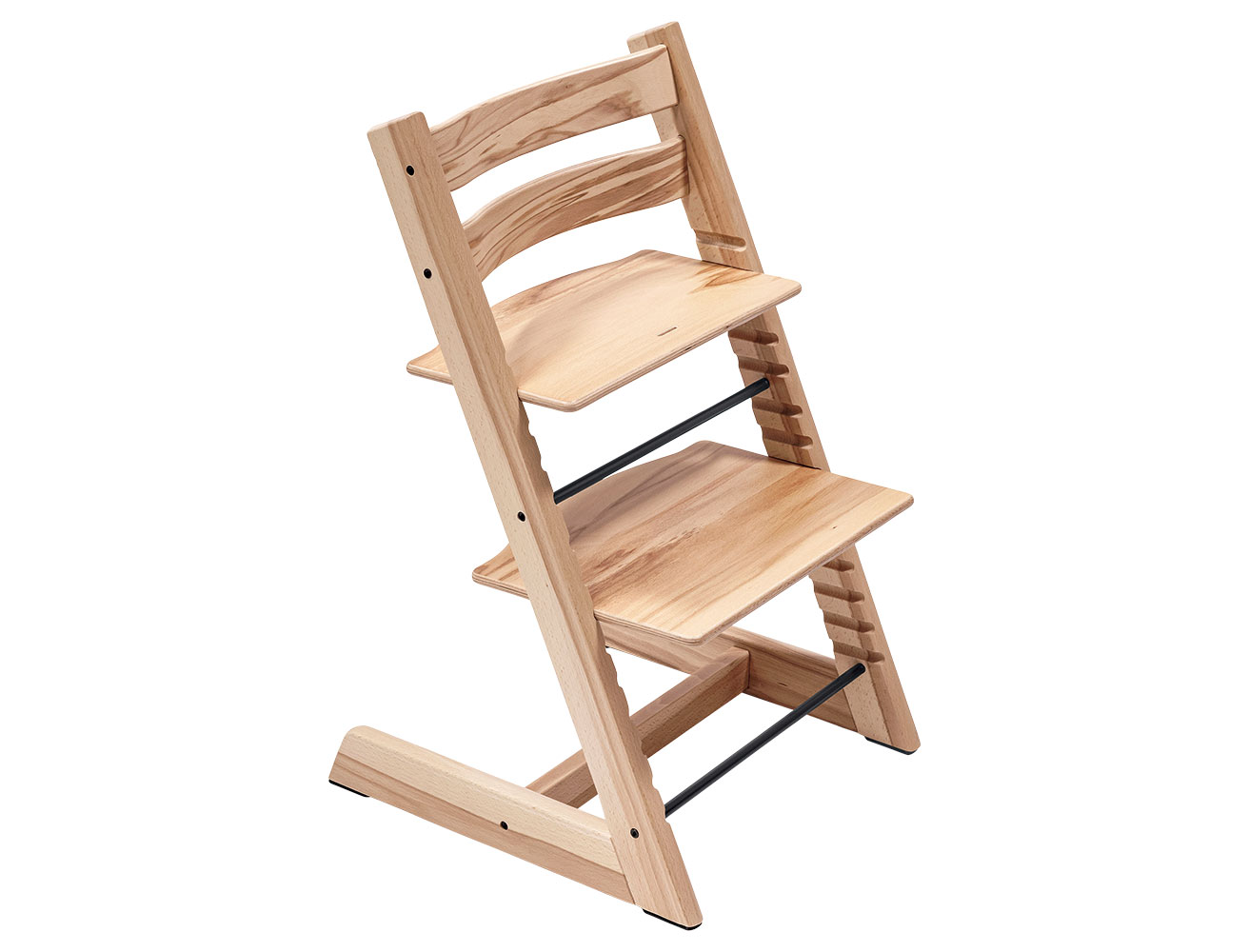 〈ストッケ〉の名作チェアから、天然ビーチ材の木目と節を持った限定版が登場。