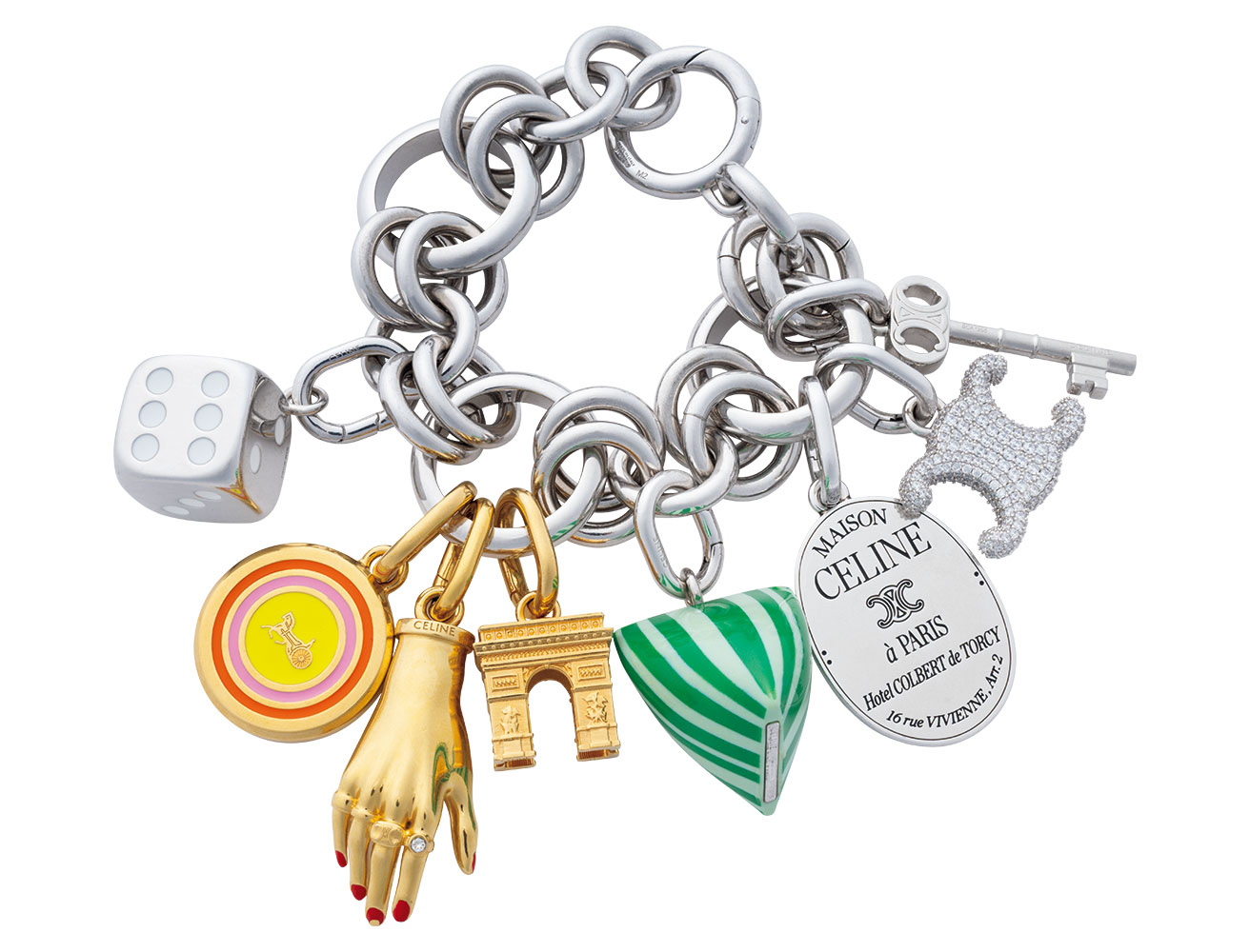 新生セリーヌの真骨頂、メゾンの象徴を再解釈したチャーム。