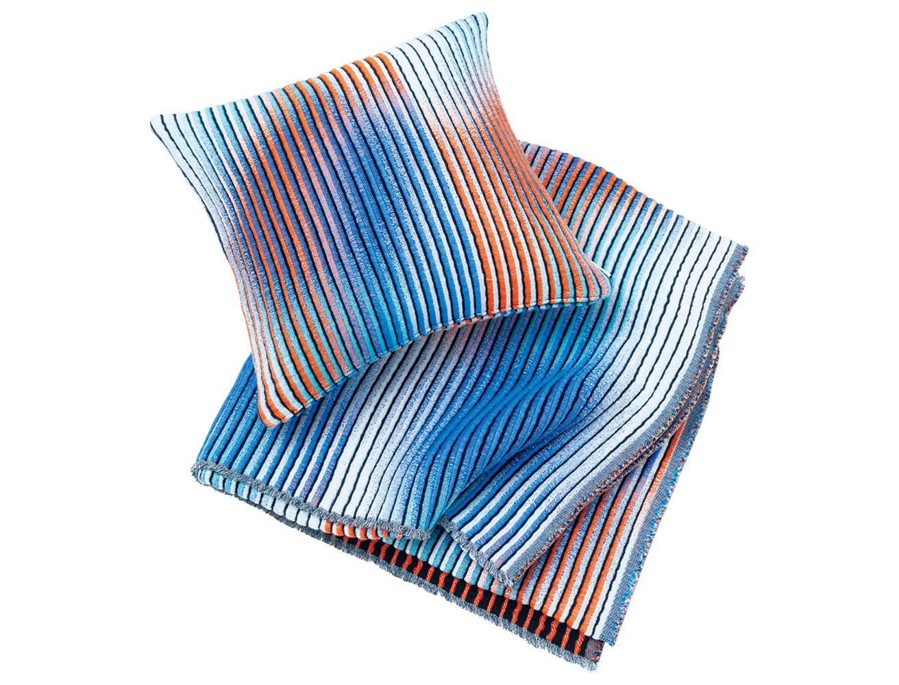 見る角度で表情が一変。氷室友里が設計した空間に変化をもたらすブランケット。