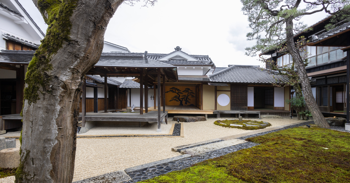 丹波篠山に〈新素研〉が改修した一棟貸しの宿が誕生！ 創業1734年の老舗〈小田垣商店〉の文化財に泊まれる!?