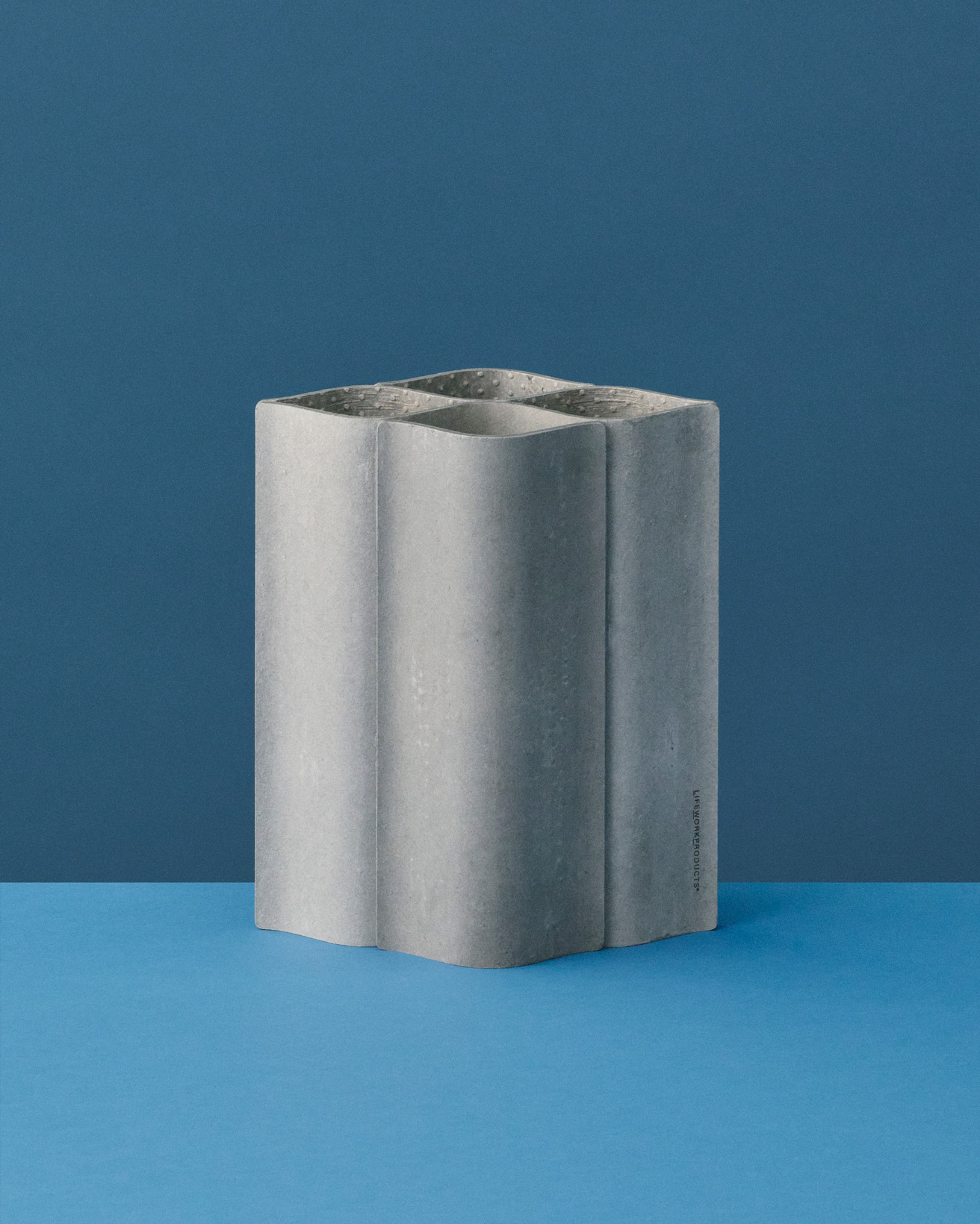 倉本仁がデザインした、雨に濡れた表情も美しい波板スレートの傘立て。