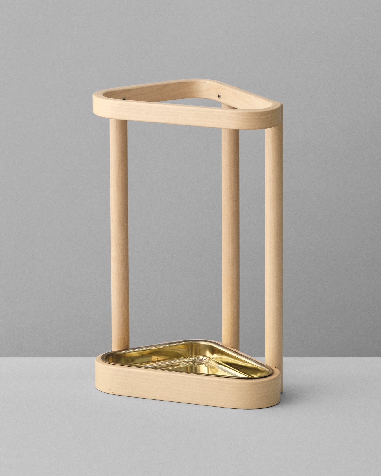 アアルトの哲学が息づく曲げ木の傘立て。波のようなカーブが美しく、建築的。