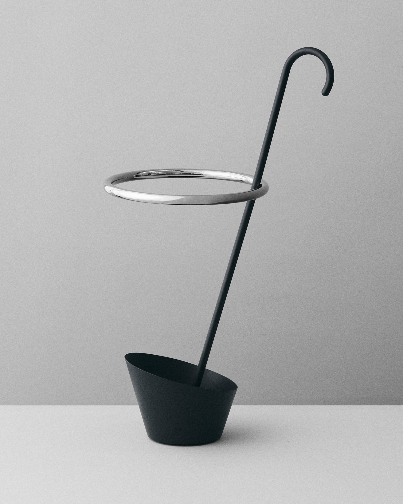 デザイナー・倉俣史朗が手がけた、まるでリングが宙に浮かんでいるような傘立て。