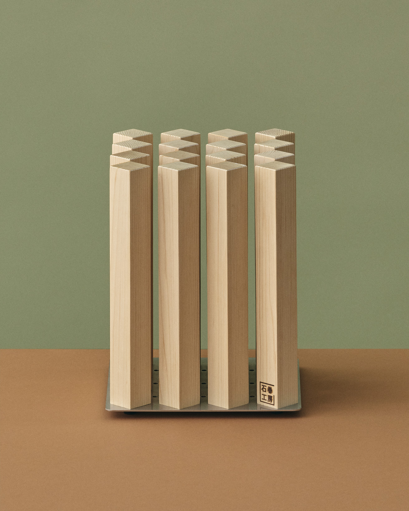 水湿に強く腐りにくい能登ヒバが、規則正しく立ち並んだ傘立て。屋外でも使用可能。