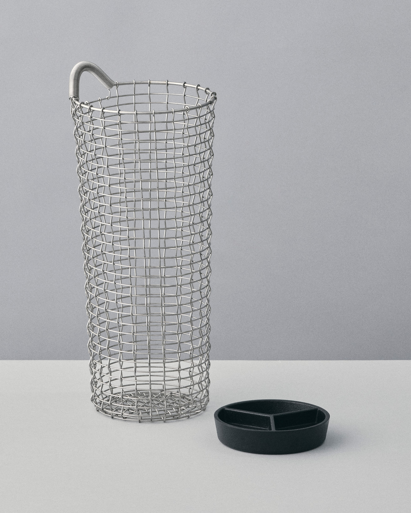 スウェーデンの老舗バスケットメーカーがつくる傘立ては、美しく驚くほど頑丈でしなやか。