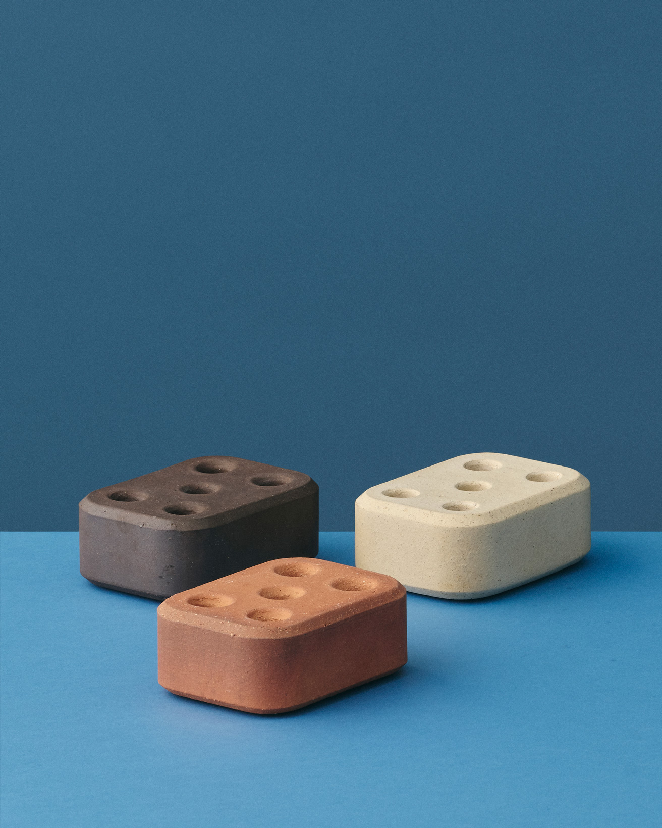 デザイナー熊野亘が生んだ、狭い玄関にもなじむ傘立て。着想はフィンランドの穴開き煉瓦。