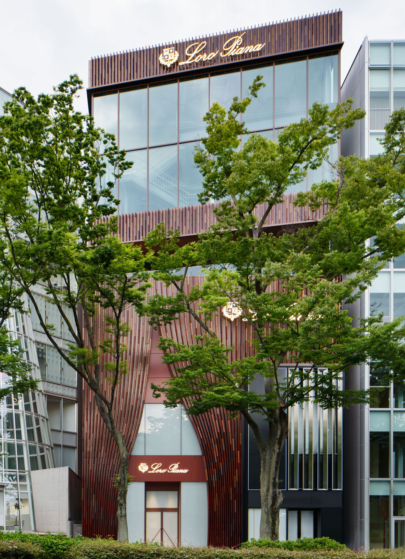 〈ロロ・ピアーナ〉の新旗艦店が、表参道に2026年秋オープン。建築家・青木淳が手がけるファサードも公開。