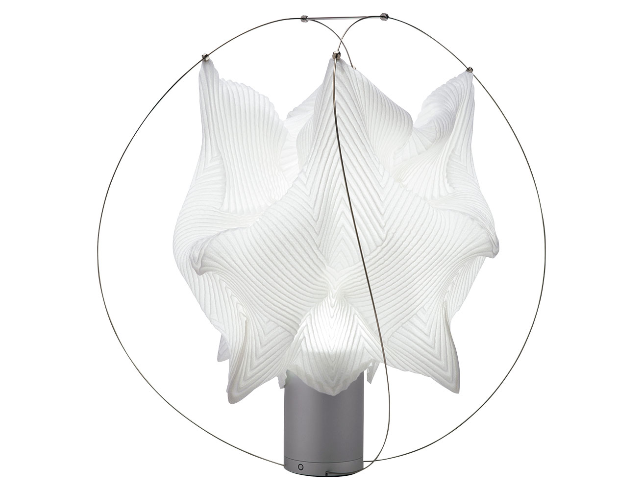 一枚の布から生まれる一輪の花のよう。〈A-POC ABLE ISSEY MIYAKE〉の新しい照明。