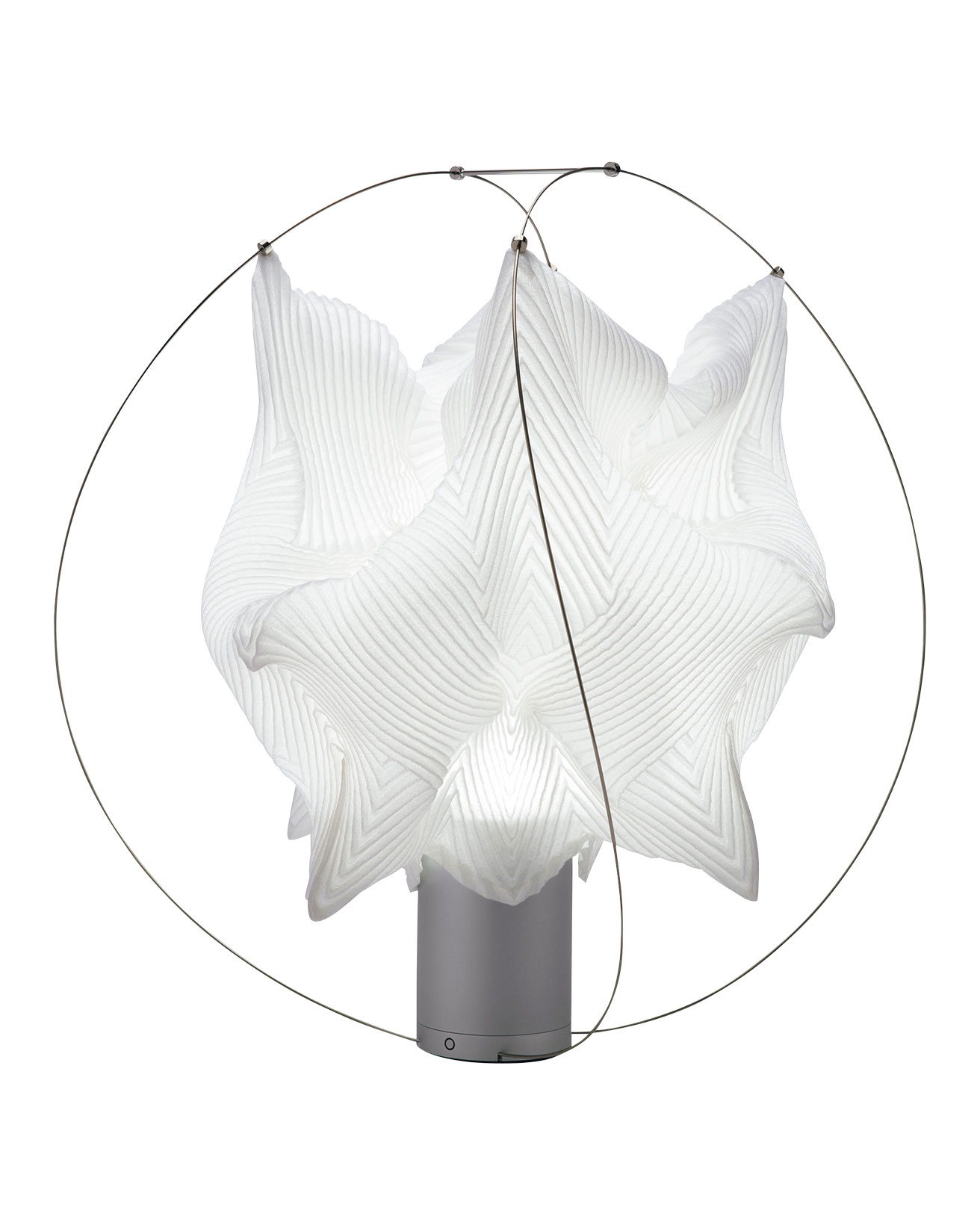 一枚の布から生まれる一輪の花のよう。〈A-POC ABLE ISSEY MIYAKE〉の