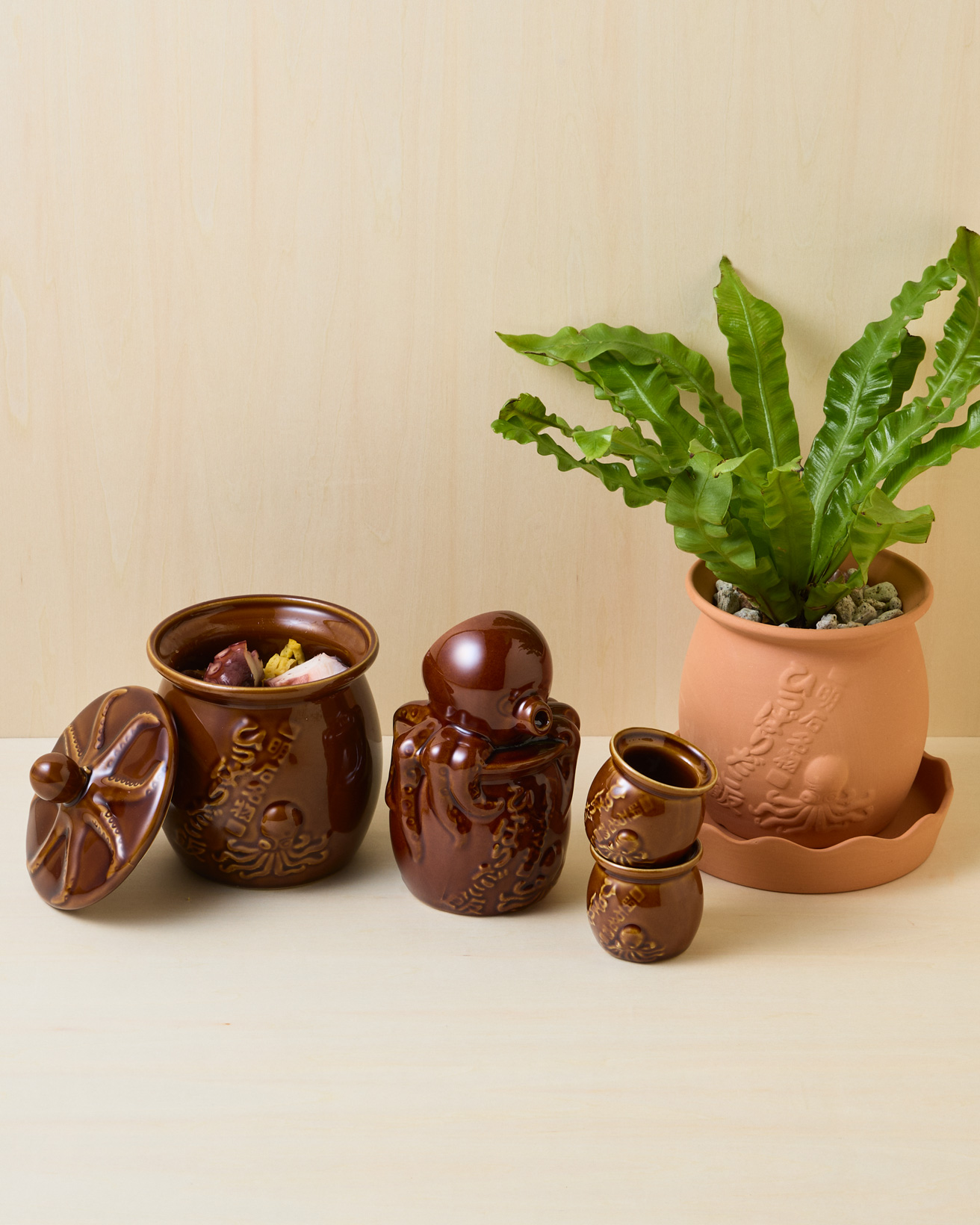 駅弁の老舗・淡路屋の《ひっぱりだこ飯》と、遊び心たっぷりの蛸壺アイテムたち。