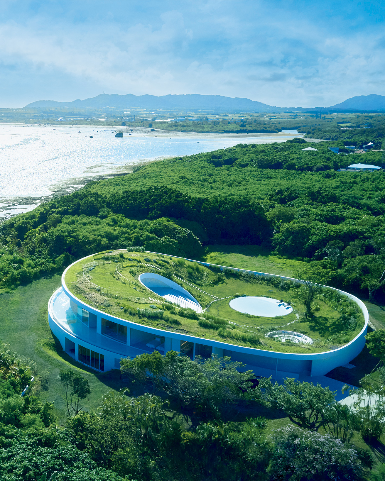 緑と海に溶け込む唯一無二の建築。藤本壮介が手がけた地球を感じる
