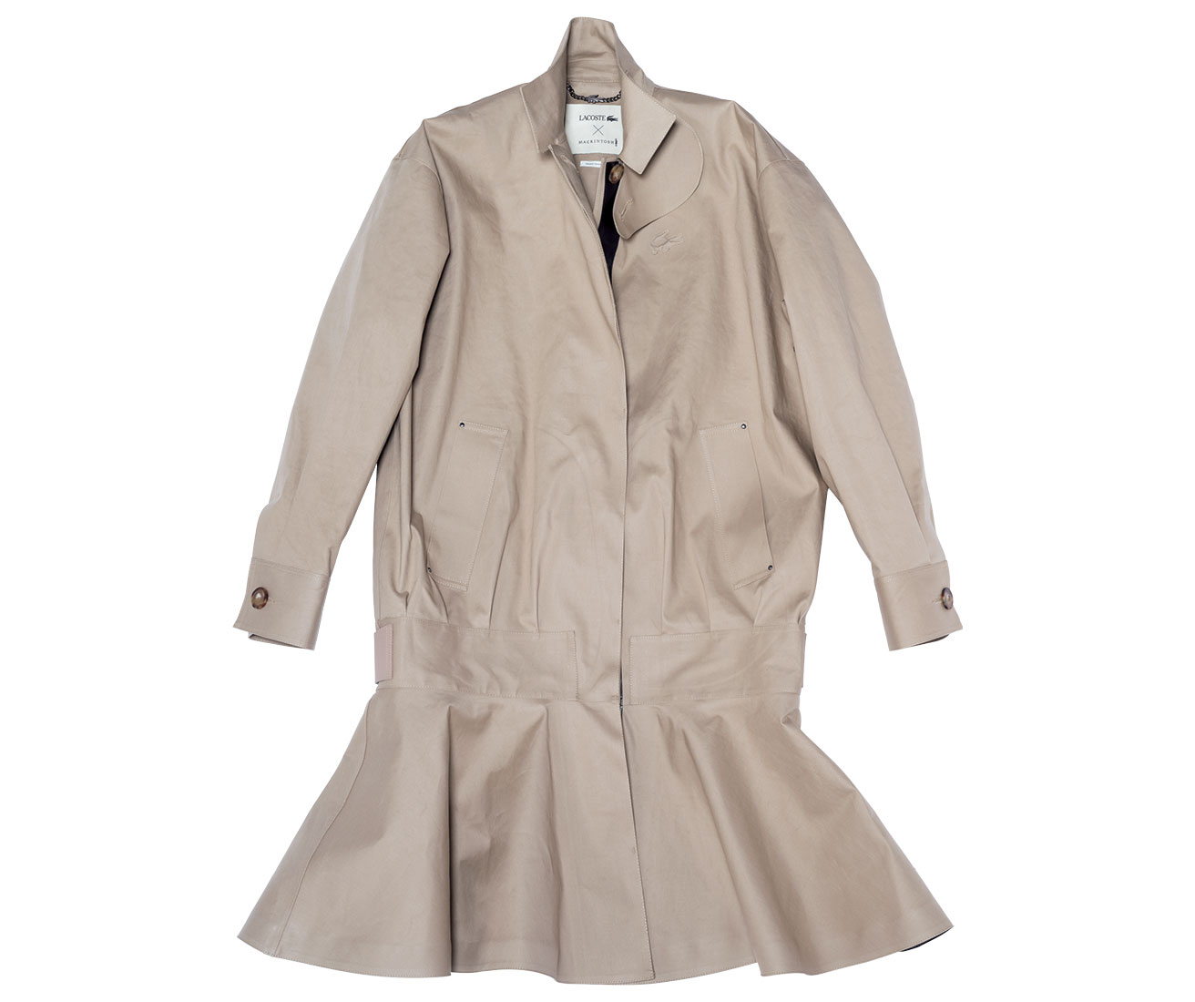 〈MACKINTOSH〉と〈LACOSTE〉がコラボレーション。トラックジャケットとスカートが一着に