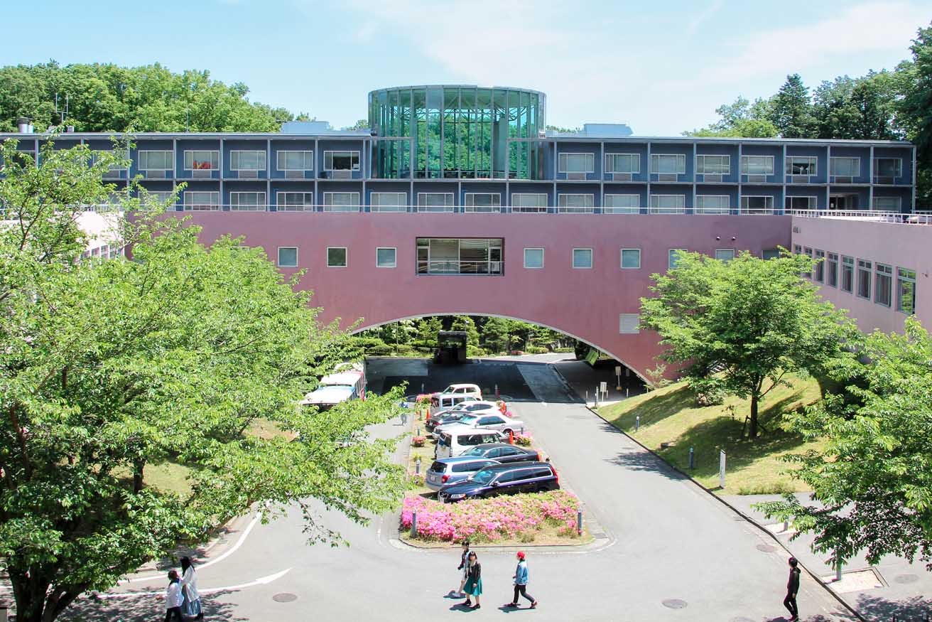 磯崎新が設計した美術大学でキャンパスの歴史を振り返る展覧会を開催。