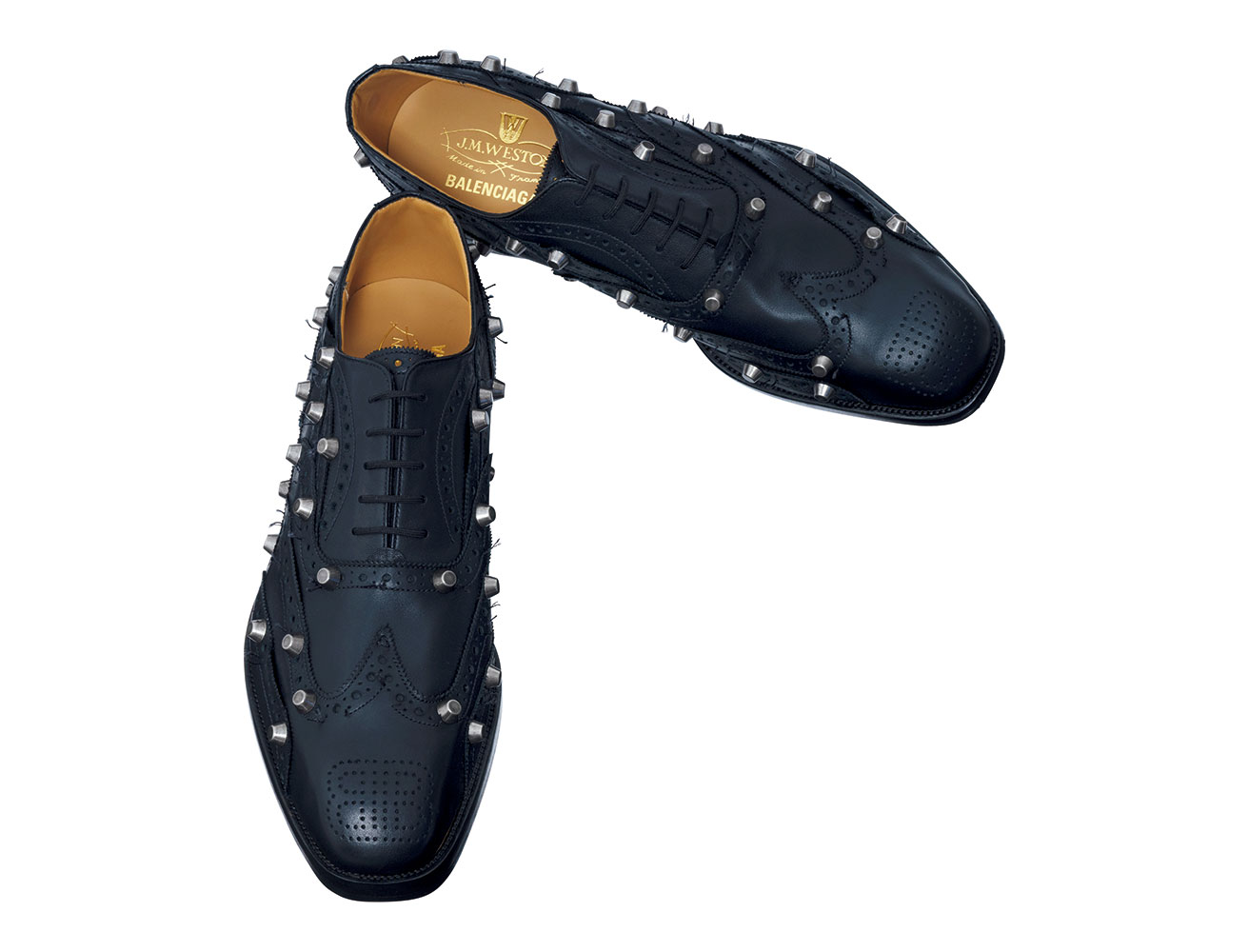 伝統のダービーシューズにスタッズの刺激を。〈BALENCIAGA〉と〈J.M. WESTON〉が初コラボ。