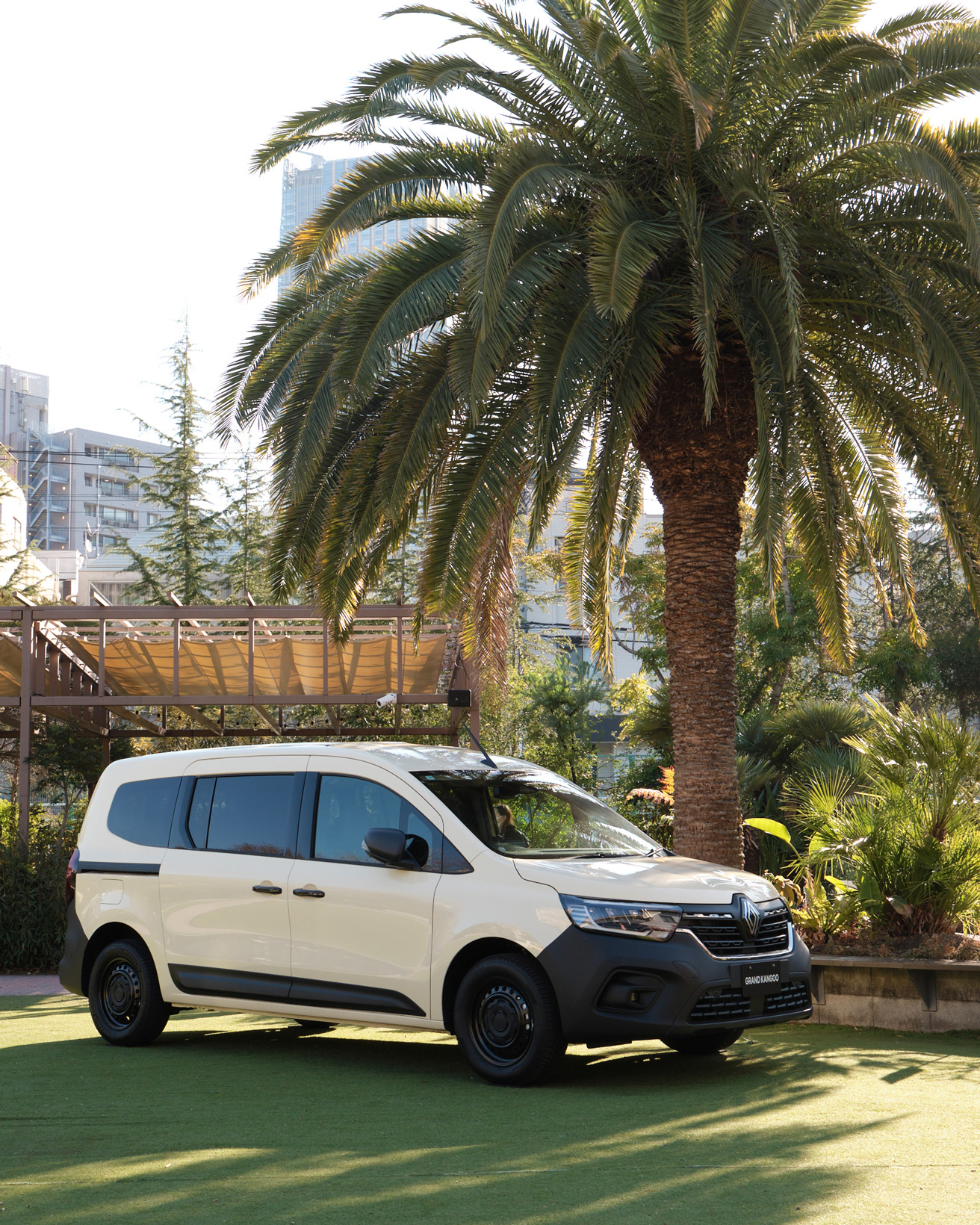 道具としての美しさを拡張する、7人乗り〈カングー〉。 今週末、南青山