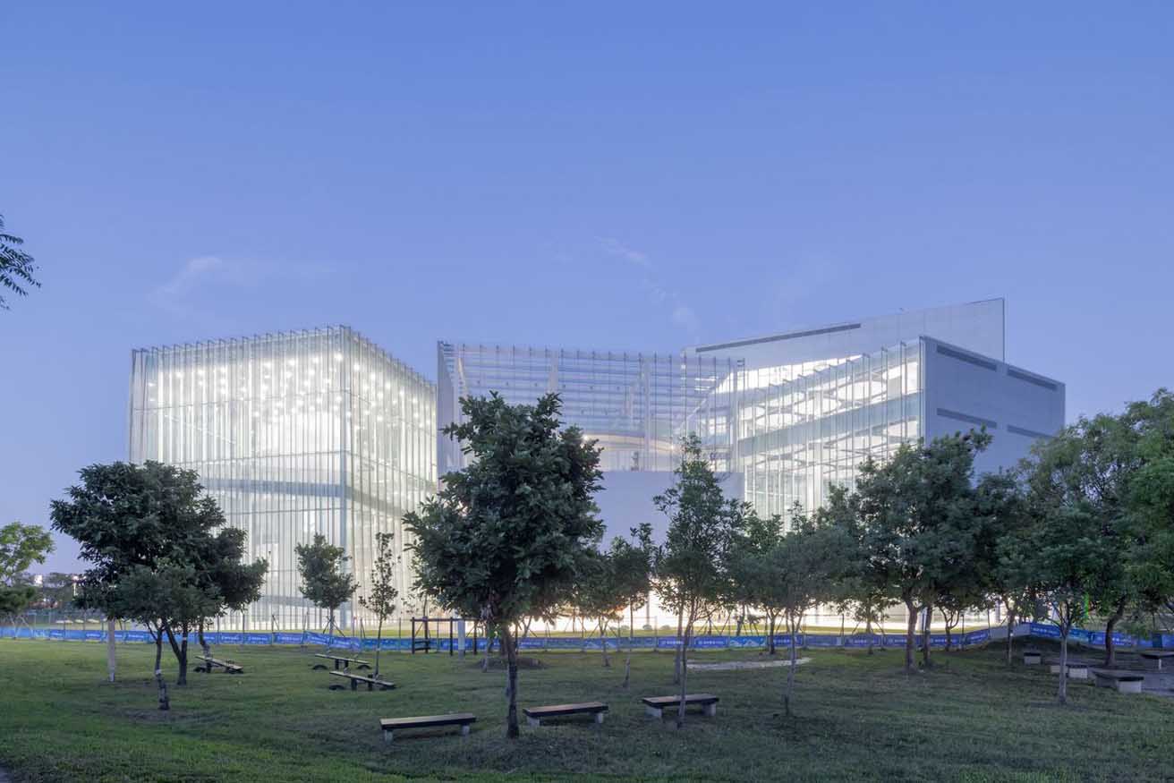 台湾第二の都市・台中に誕生。美術館と図書館が融合した、SANAA設計の〈台中緑美図〉へ。