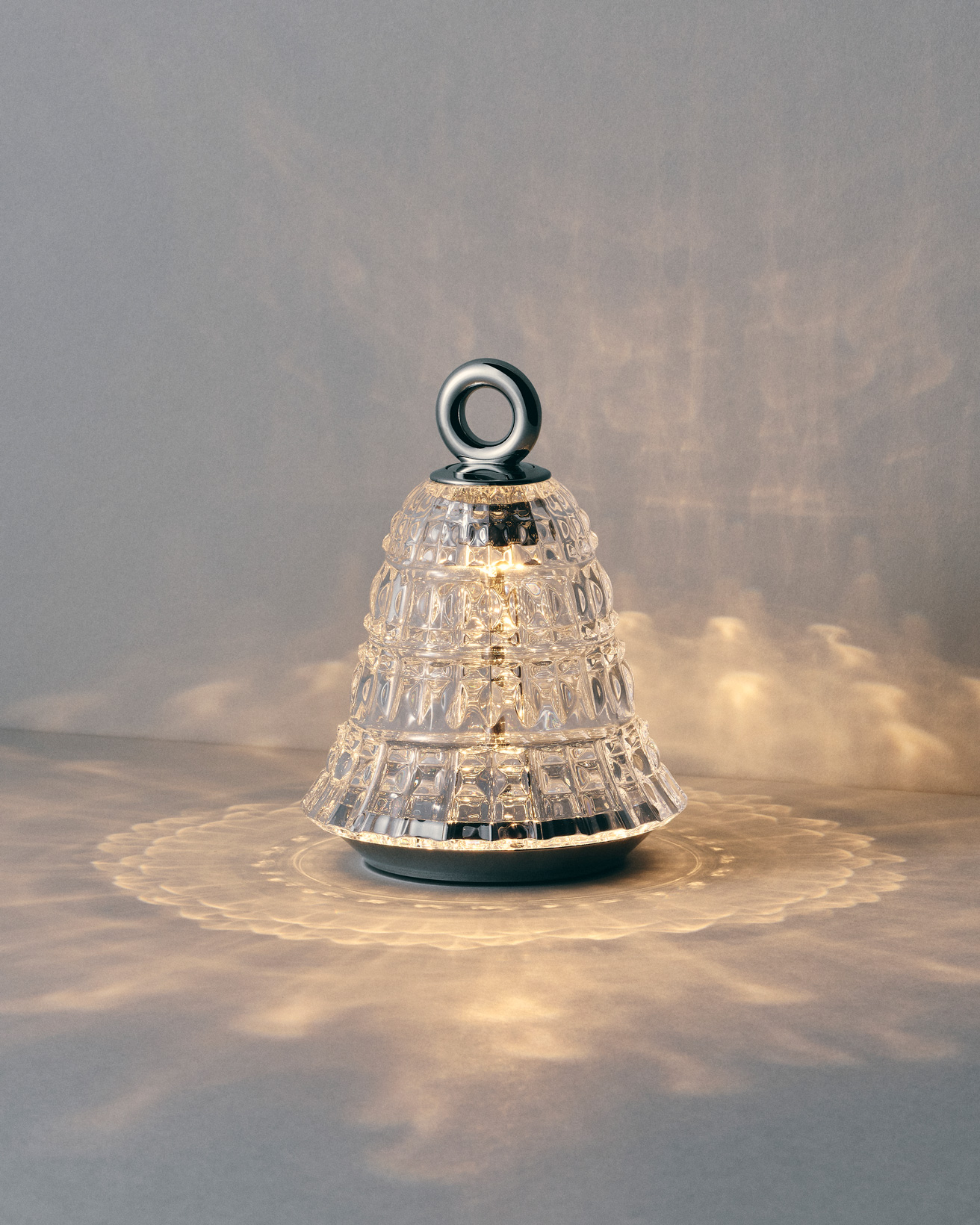 〈バカラ〉とマルセル・ワンダースがタッグ。精密なカットのクリスタルが放射状に光を放つポータブルライト。