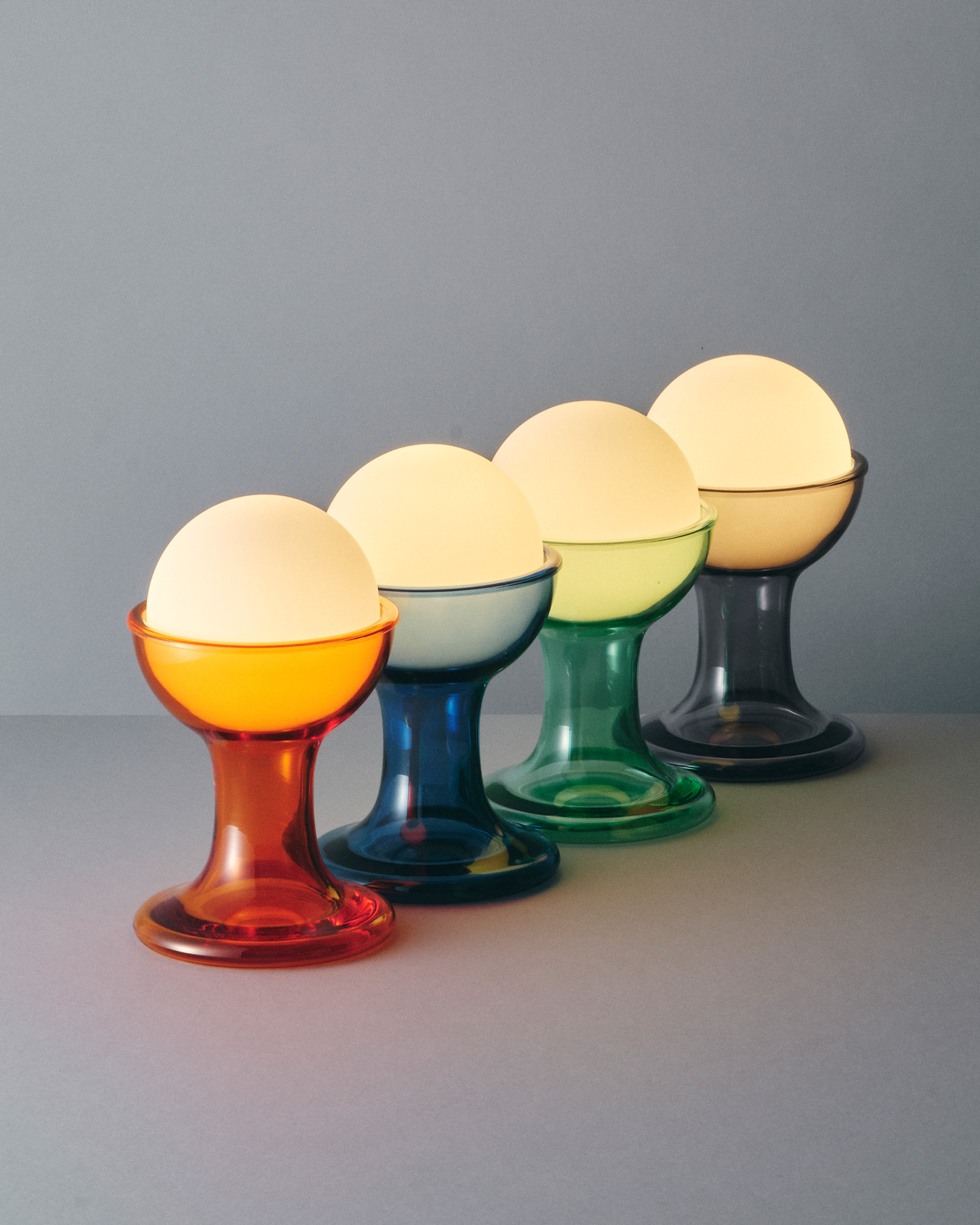 光のアイスクリーム。遊び心と優美さも感じられる、カルロ・ナソンのポータブルライトが復刻。