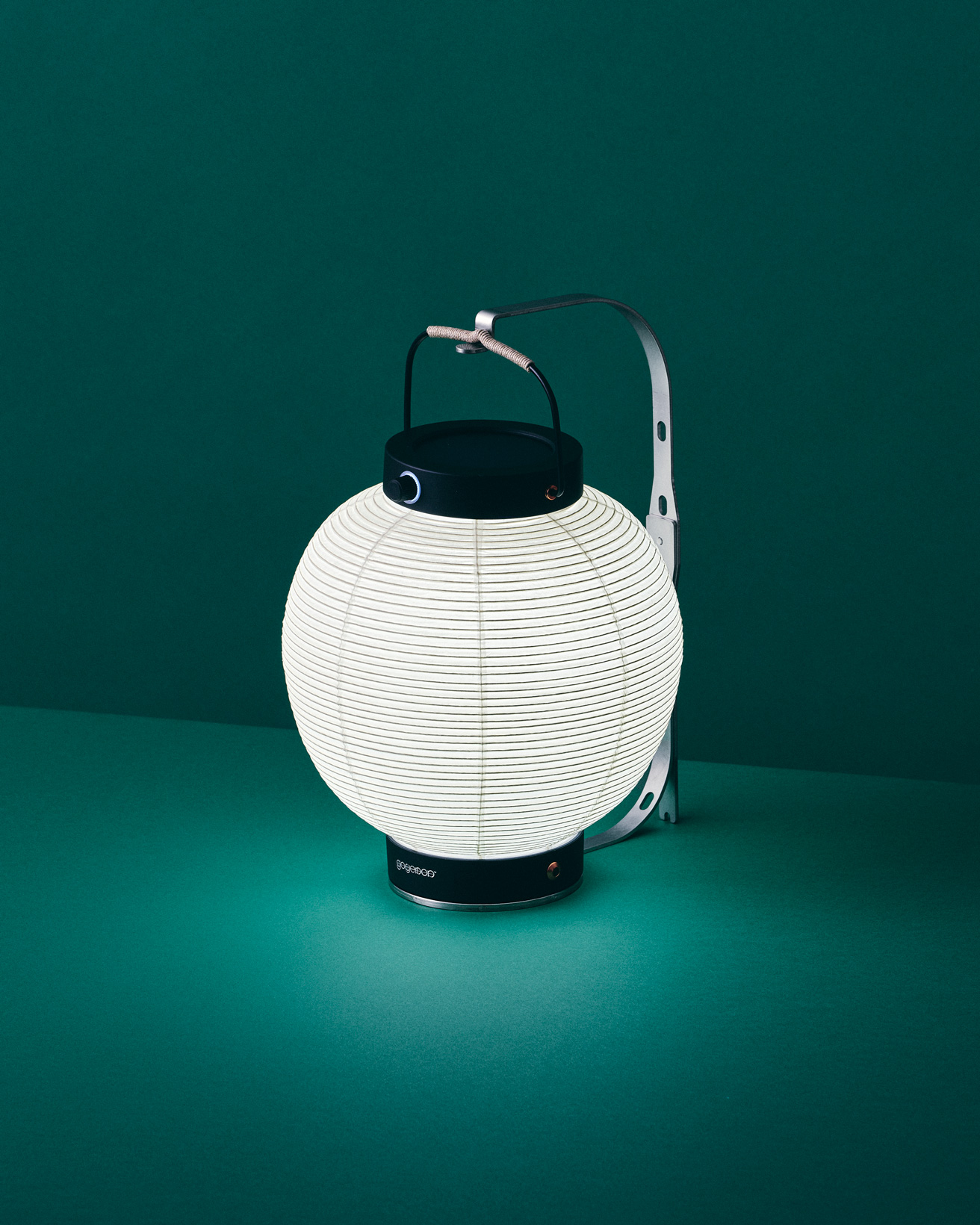 伝統の提灯が最新のポータブルライトに！ 防滴加工の和紙と伸縮自在な構造で、アウトドアにも。