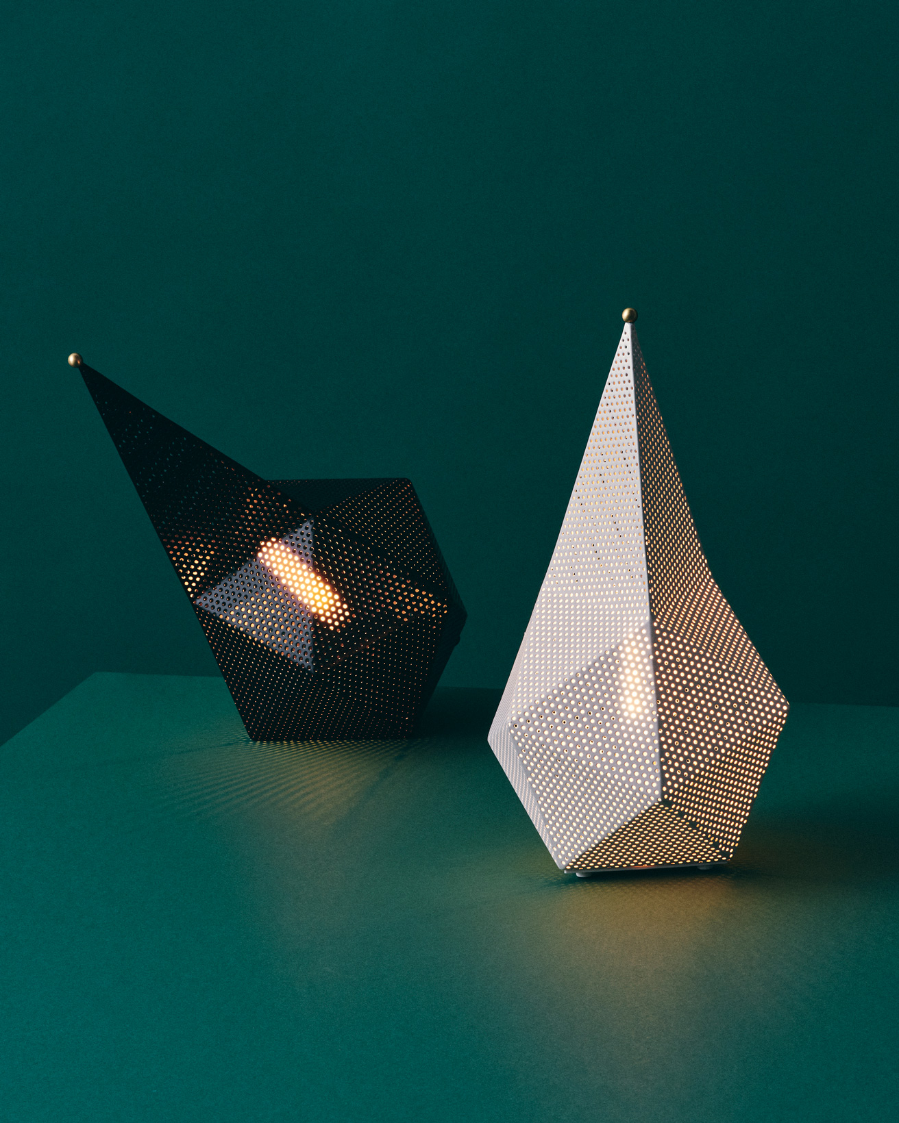 キュビスムを彷彿とさせる多角形のフォルム。マシュー・マテゴによる彫刻のようなポータブルランプが復刻。