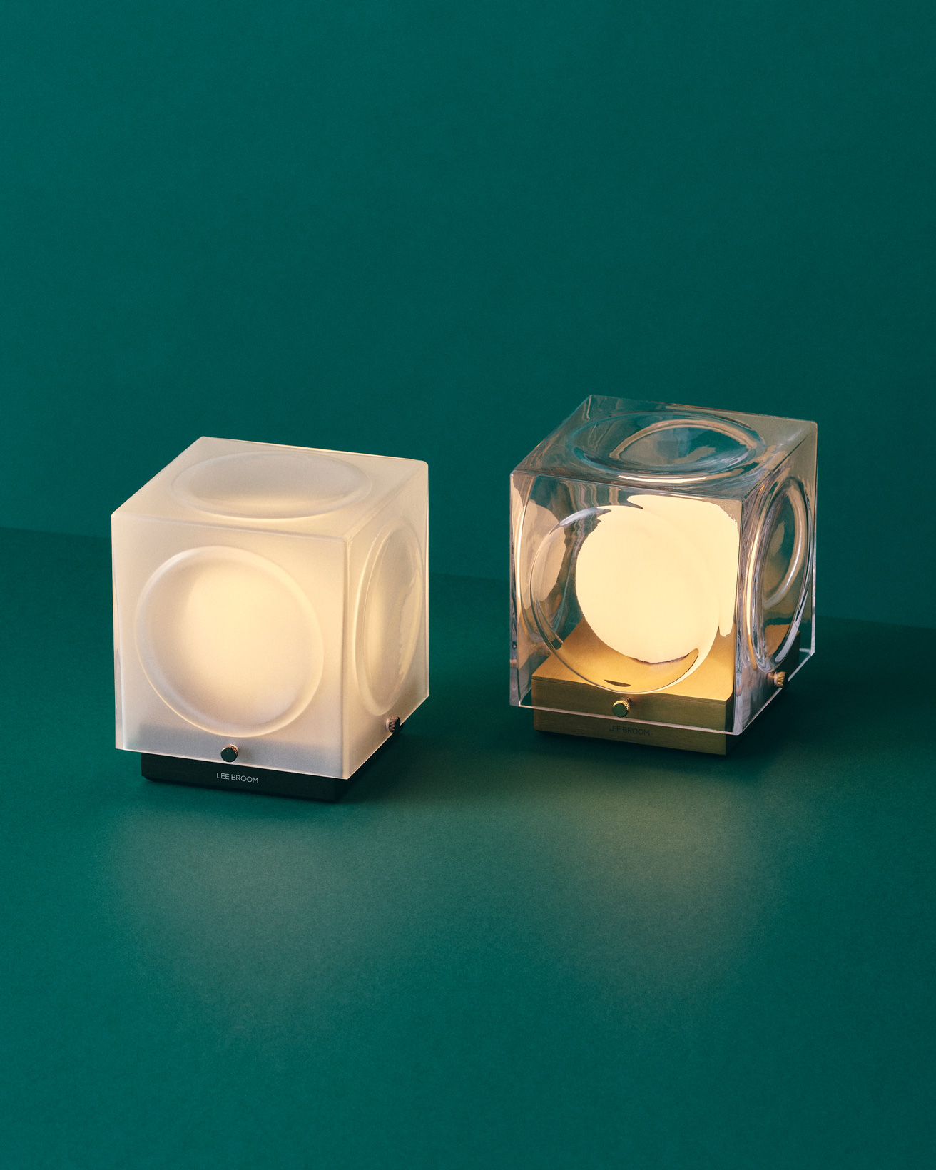 人気デザイナー、リー・ブルームがモダニズム建築に着想を得たガラスのポータブルランプ。