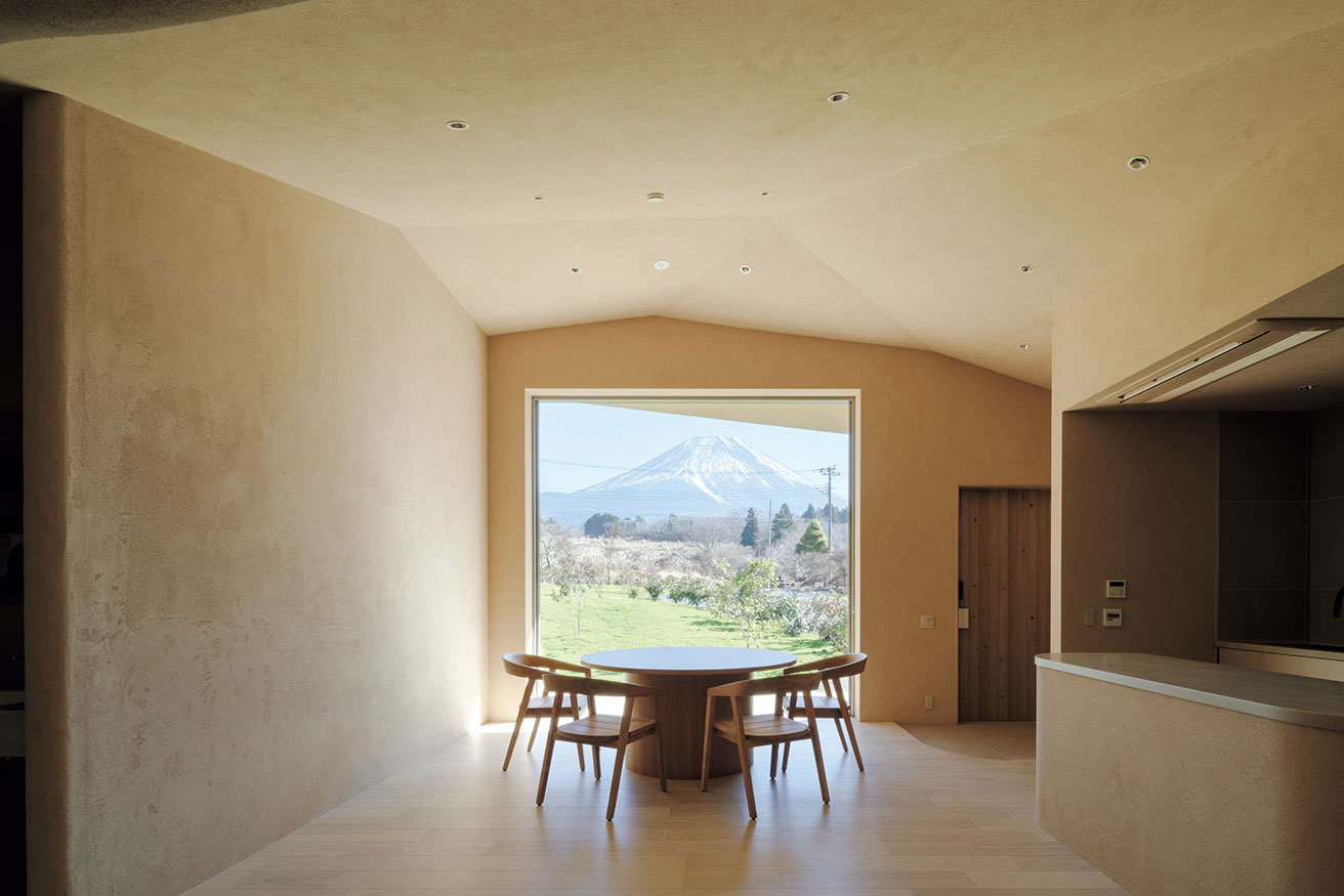 富士山の麓に誕生！ 久保都島建築設計事務所が手がけたデザインのいい、絶景宿。
