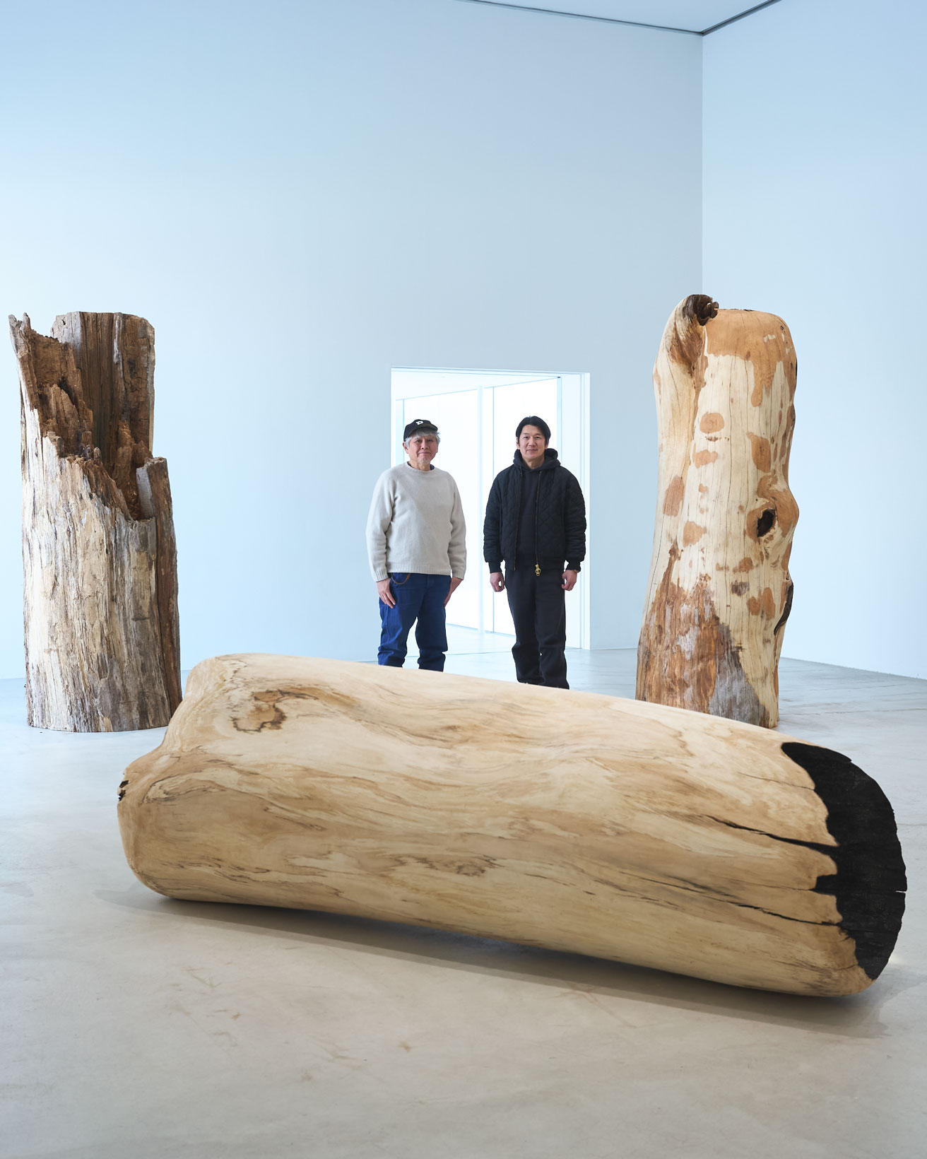 【奈良美智、青森の展覧会へ：国松希根太編】十和田の風景から生まれた巨木の彫刻。