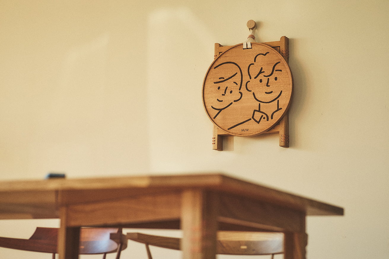 アートでありインテリア。京都〈平山日用品店〉のサイドテーブルに長場雄のアートワークが刻印された、特別な一台。