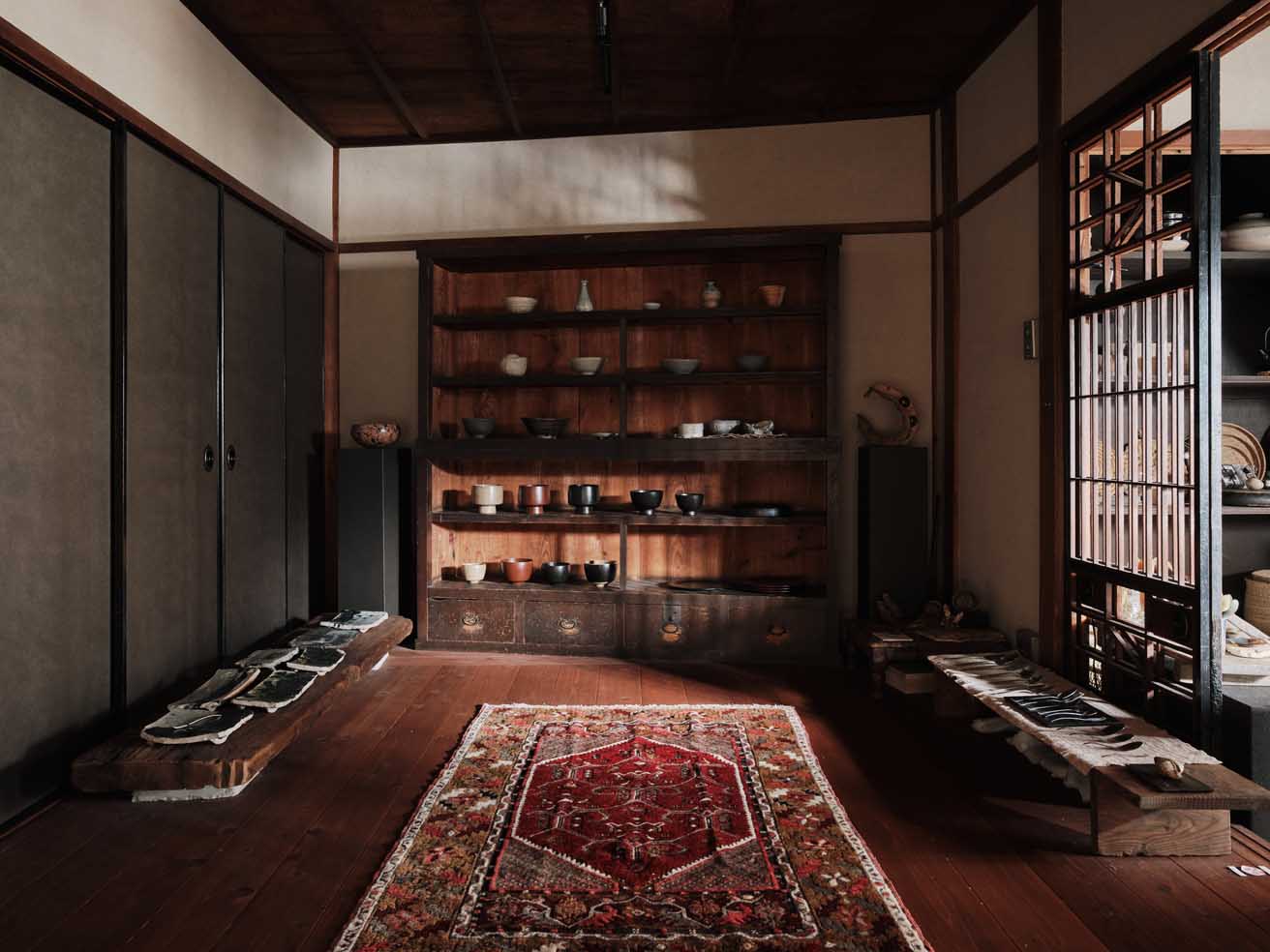 古い町家を改修し、濡れ縁のある店に。金沢・観音町に灯った、暮らしに寄り添う生活工芸店〈shio〉へ。