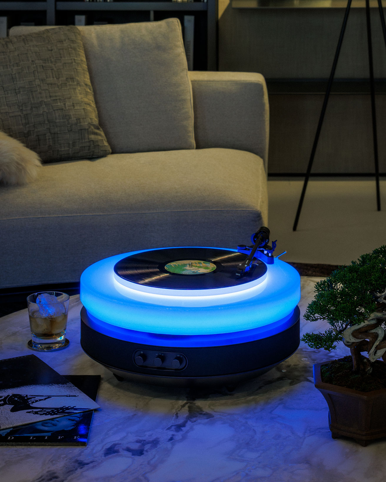 オーディオテクニカの《Hotaru》で、音楽と光がシンクロする空間を演出