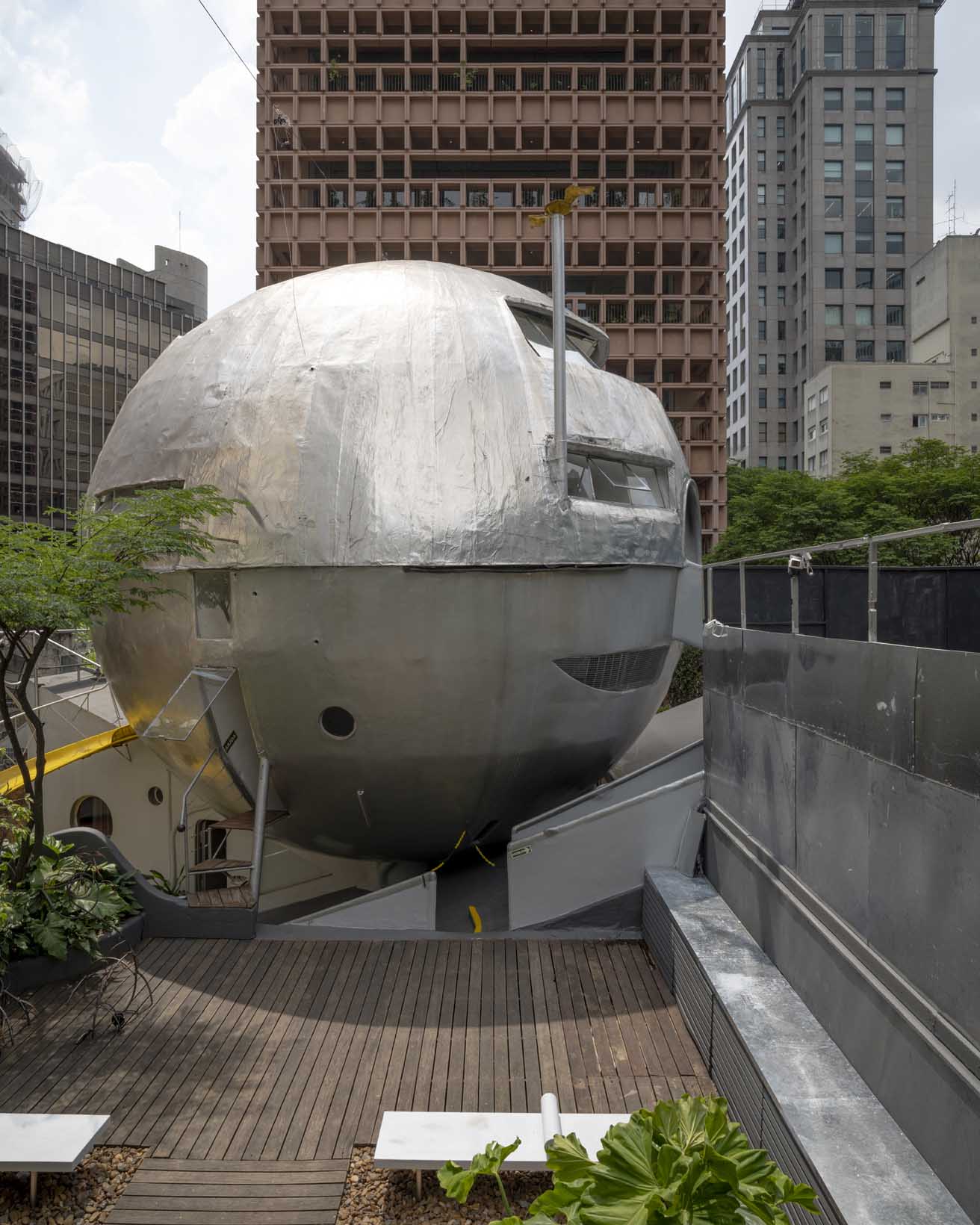 知られざるビックリ建築“球体の家”が一般公開中！ ブラジル人建築家エドゥアルド・ロンゴにインタビュー。