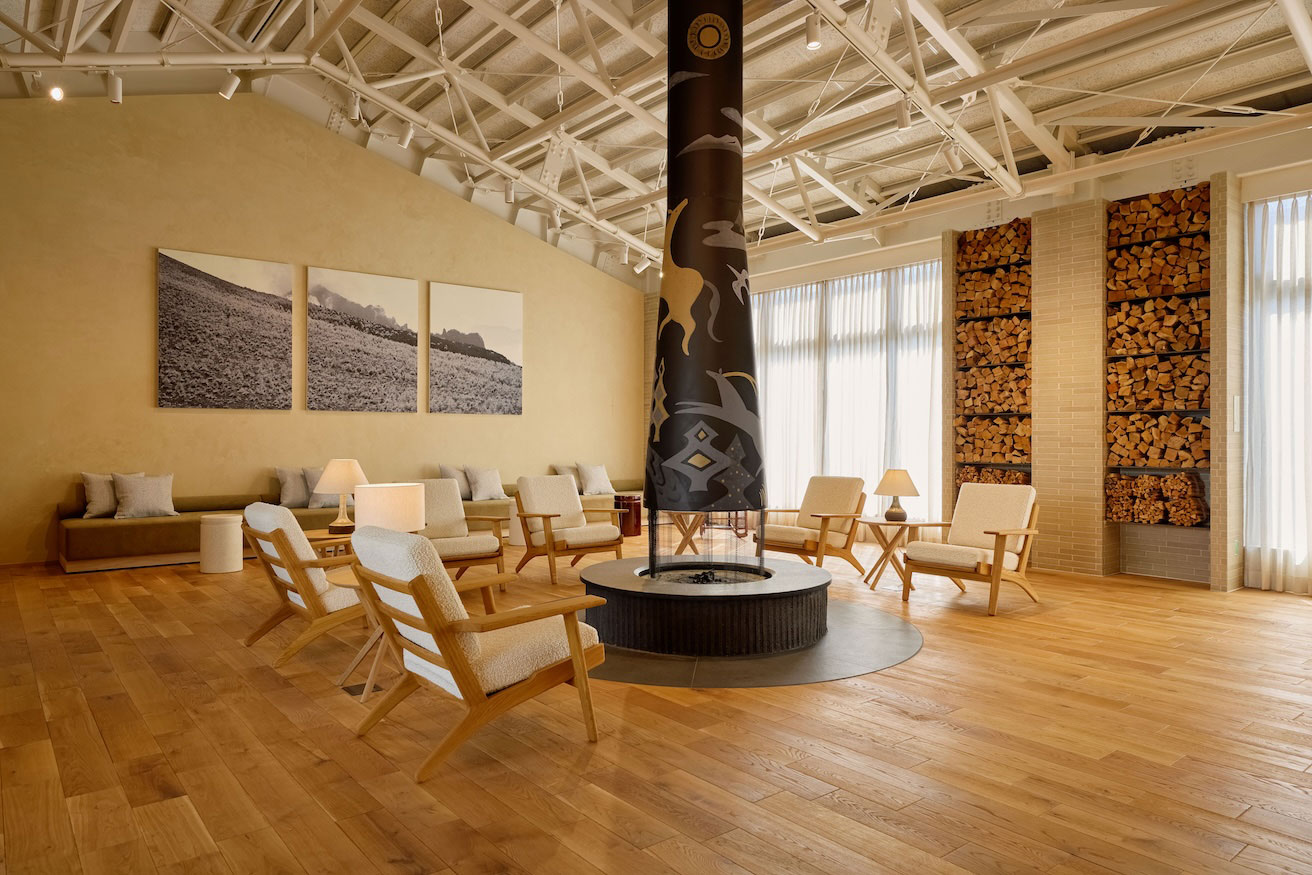 軽井沢駅直結のホテル〈HACIENDA KARUIZAWA〉へ。デザイン監修は〈ザ・コンランショップ〉です。